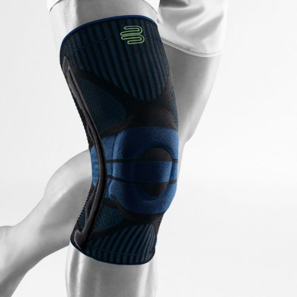 Bauerfeind Sports Kniebandage in Schwarz getragen