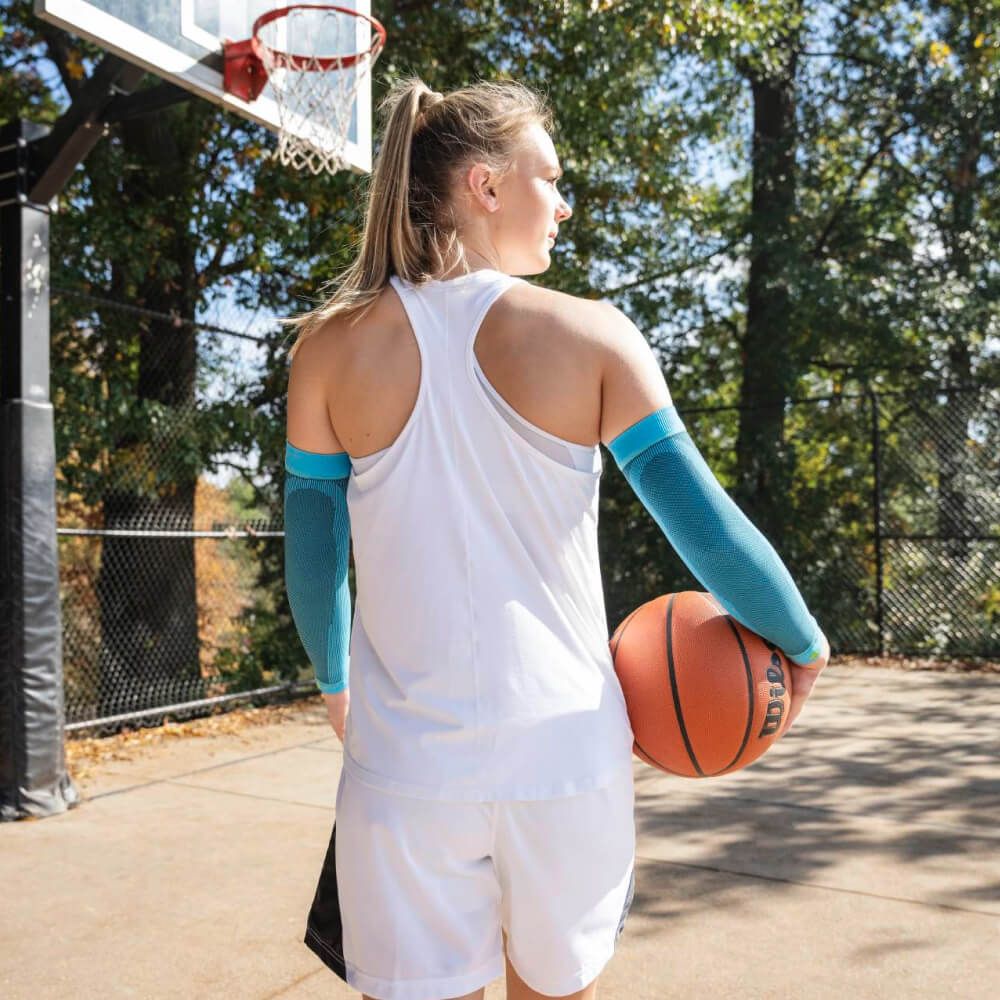 Bauerfeind Sports Compression Arm Sleeve riviera blau getragen