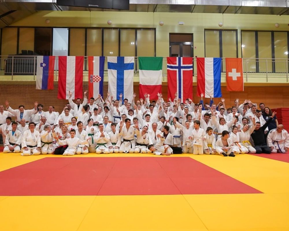Priprave v Kranjski Gori so prišle h koncu. Goram in prijateljem tako mahamo v s 1