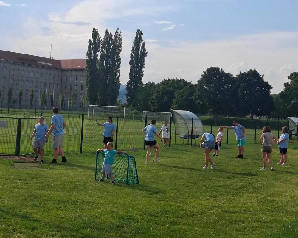 Ob zaključku šolskega leta je prav, da se podružimo tudi brez kimon in izven bla 10