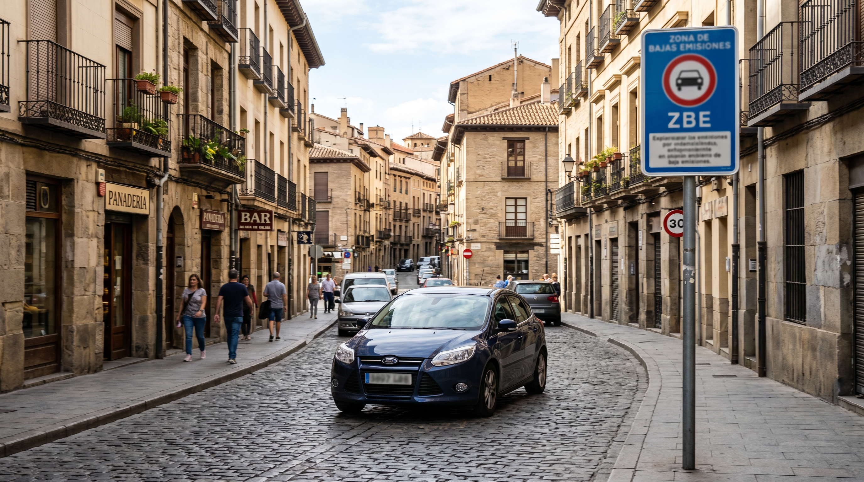 Coche usado circulando cerca de una zona de bajas emisiones en Zaragoza
