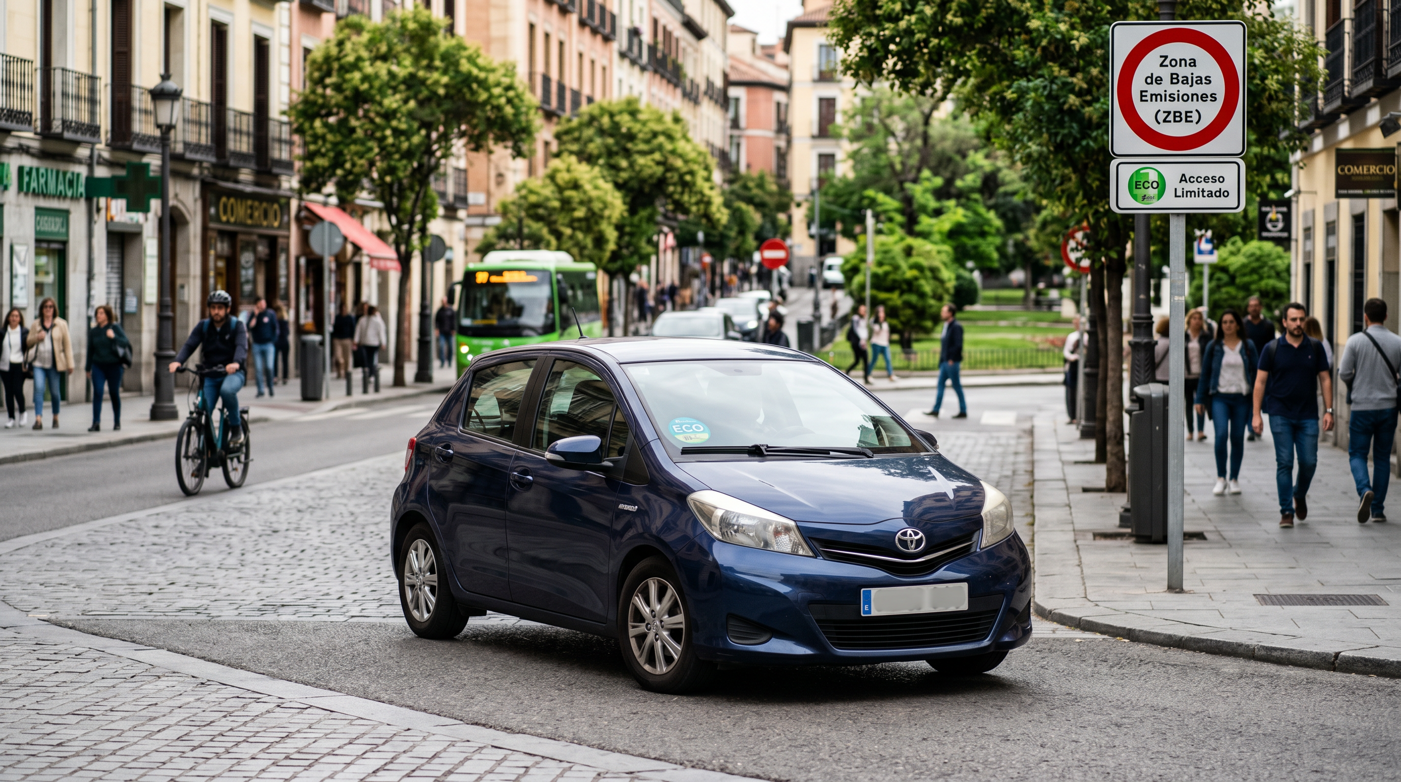 Coche de segunda mano con etiqueta ECO en entorno urbano