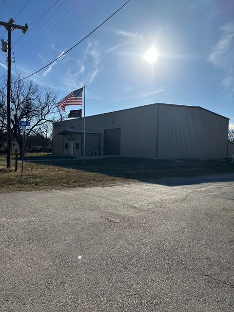 7,658± sq. ft. commercial metal building on 1.6± acres in Richland Springs, TX, featuring overhead cranes, office space, and loading docks.