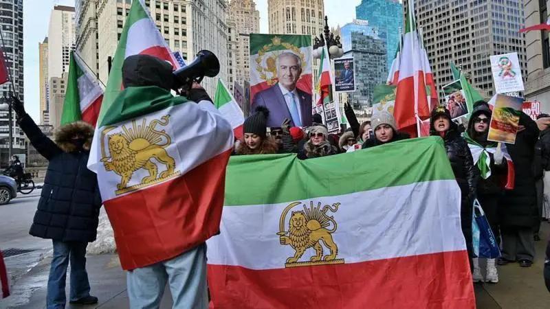 Aslan ve güneş: İranlı muhaliflerin bayrağı neyi simgeliyor?