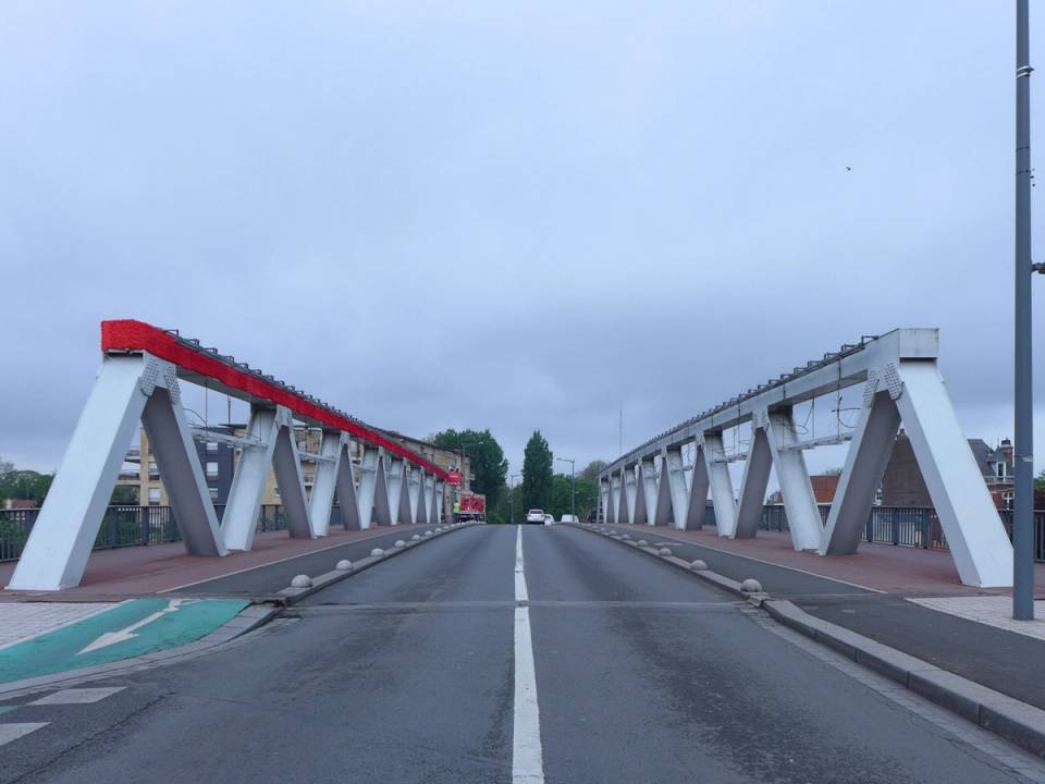 red thread - red bar