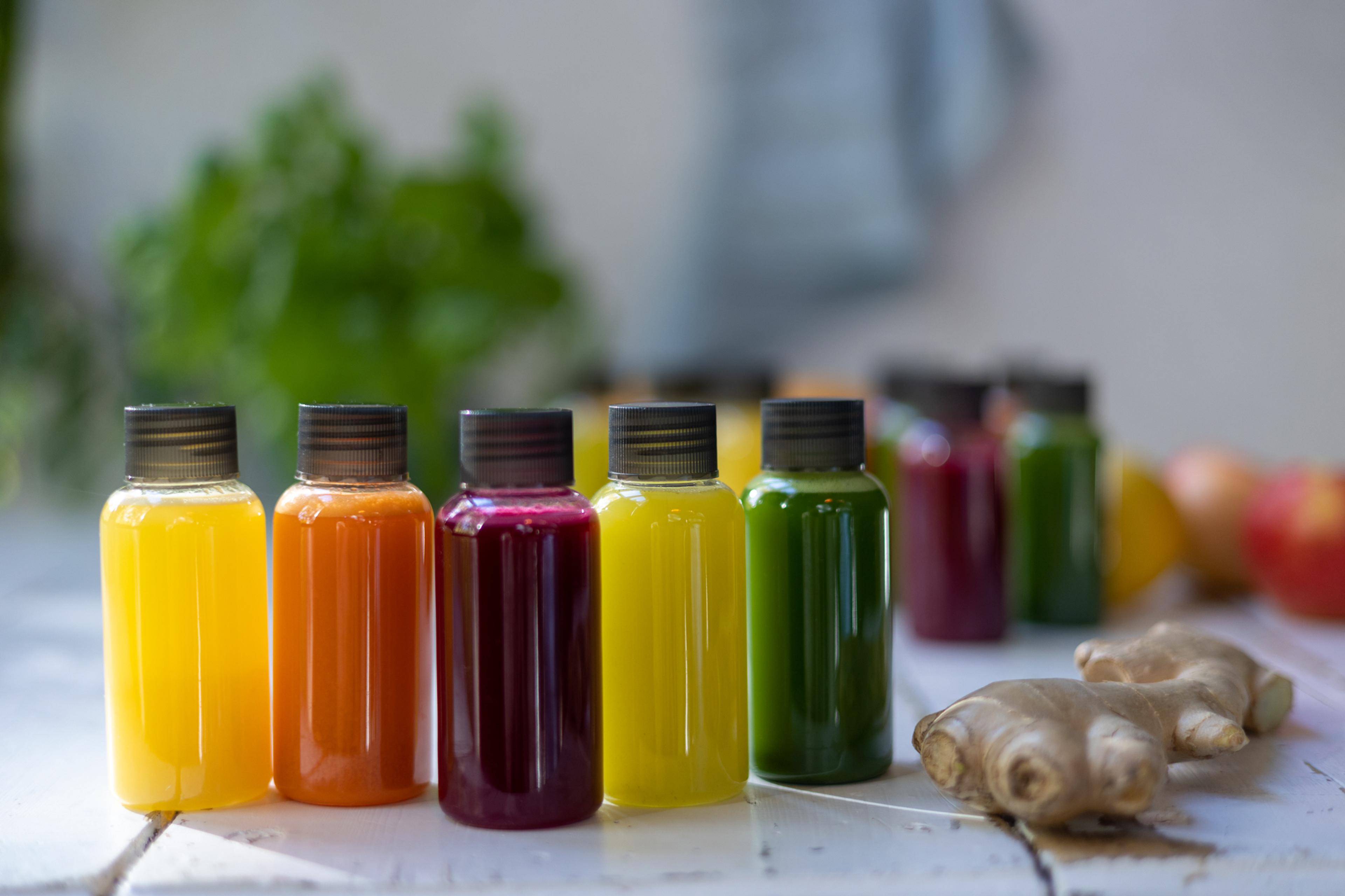 juice shots satt opp på rekke og rad