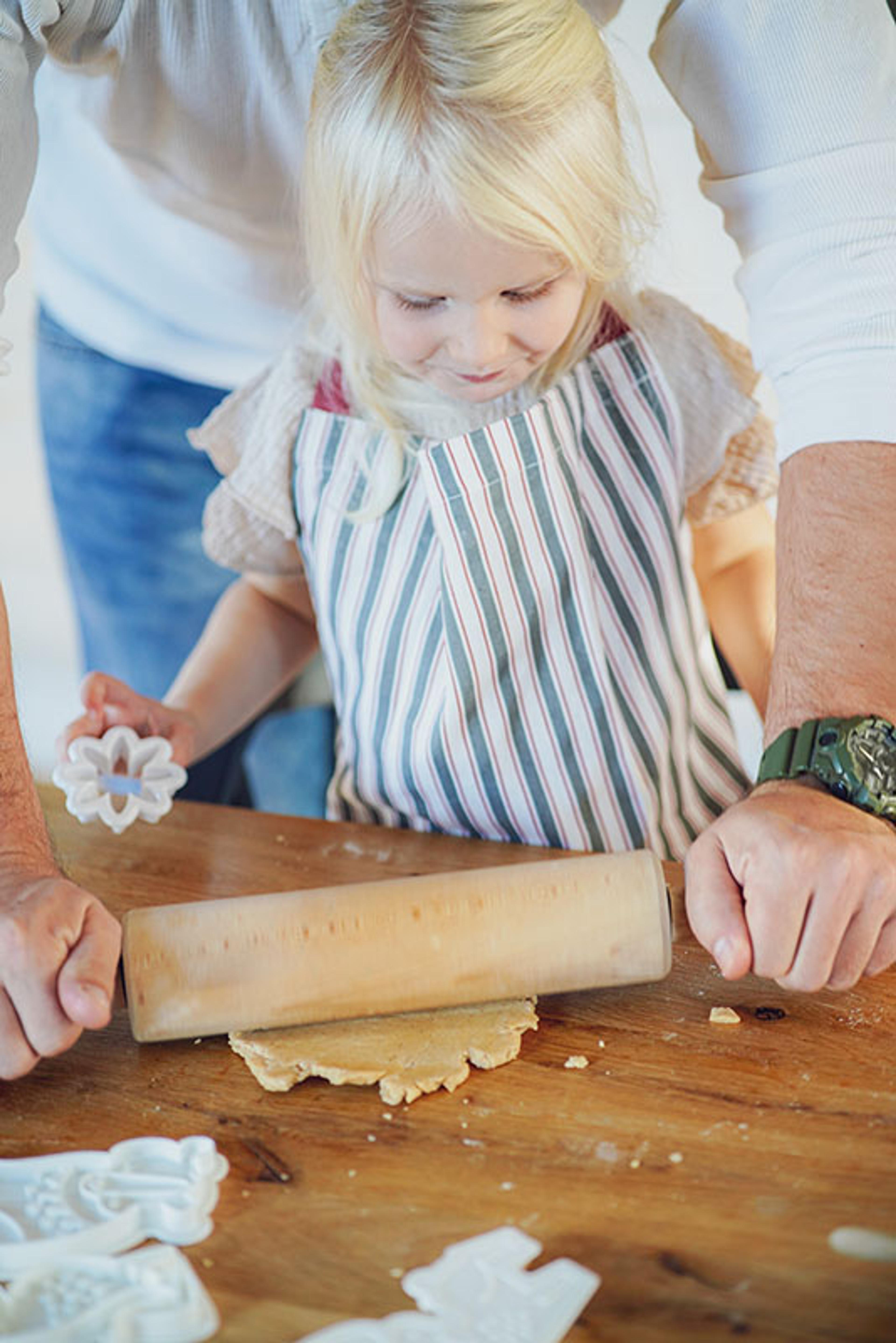 barn som baker pepperkaker