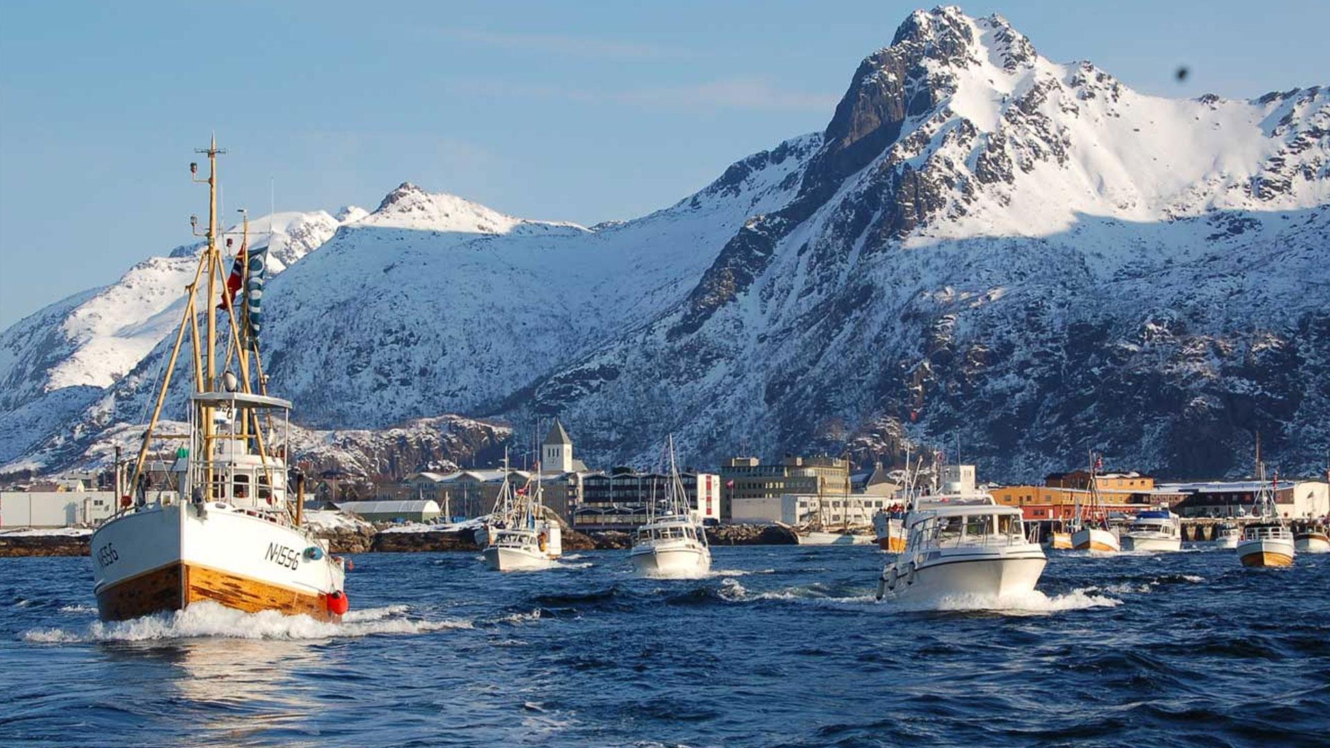 Fiskebåter på vei ut på havet