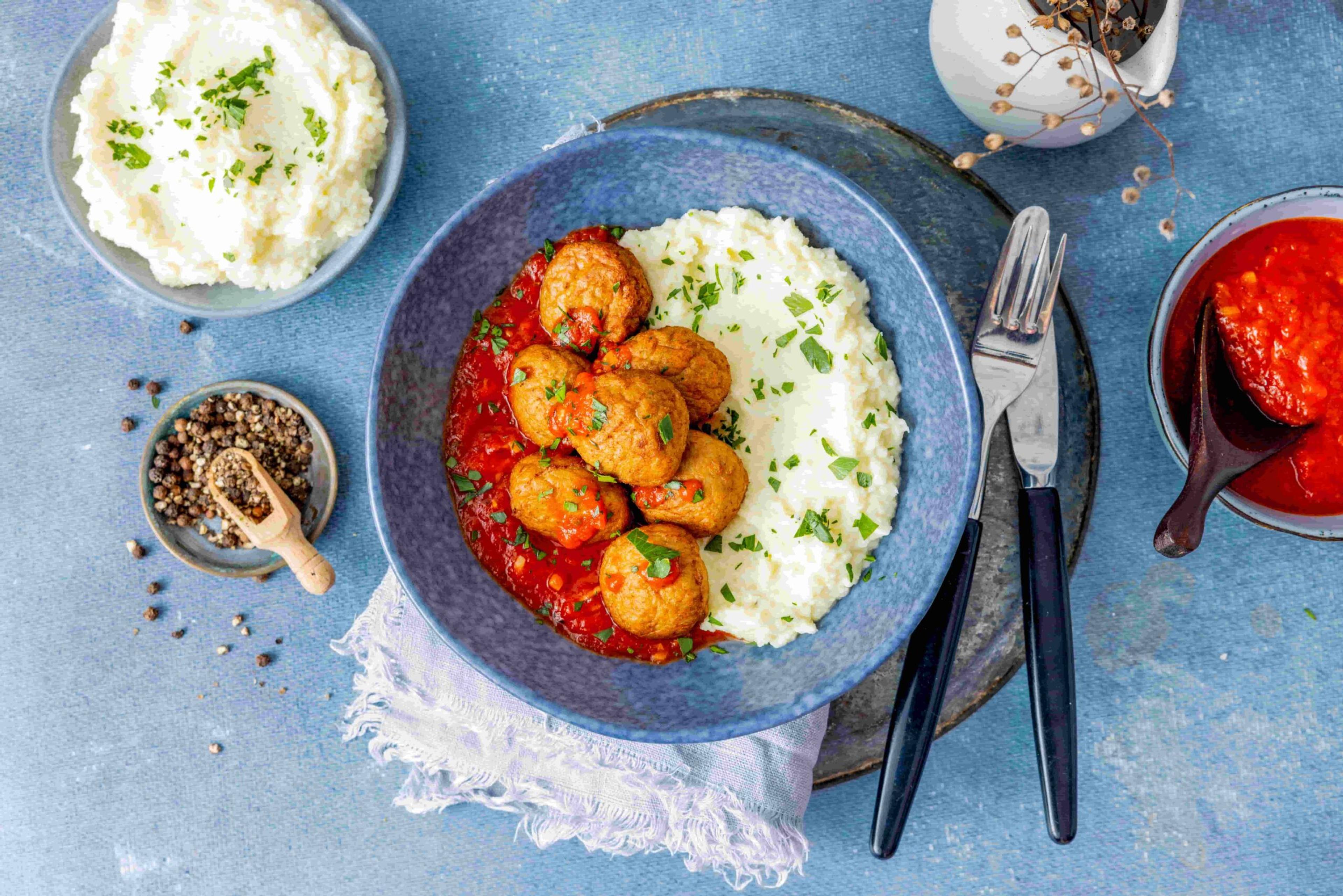 Kyllingkjøttboller i tomatsaus med hjemmelaget blomkålpuré