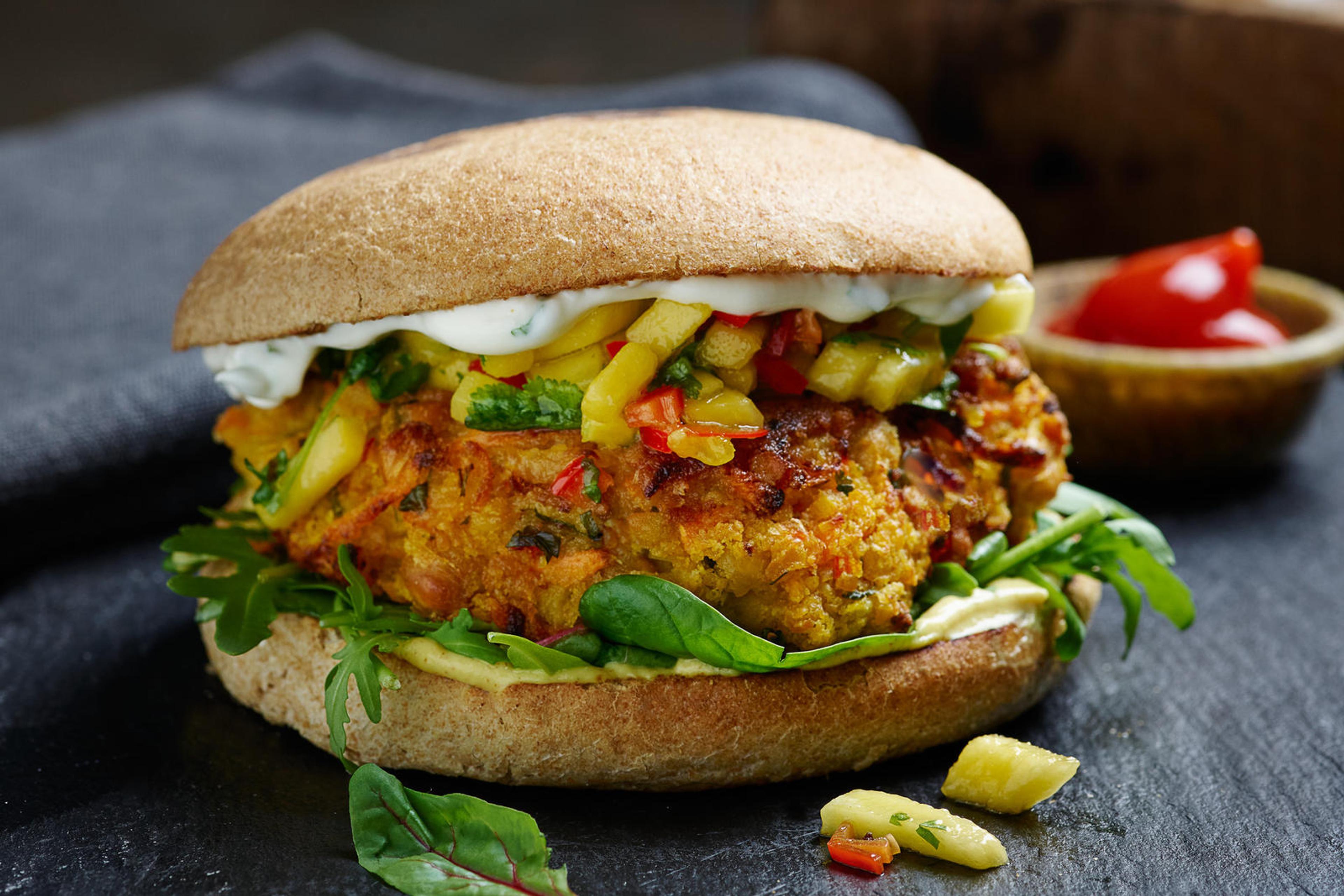 Vegetarburger med mangosalat