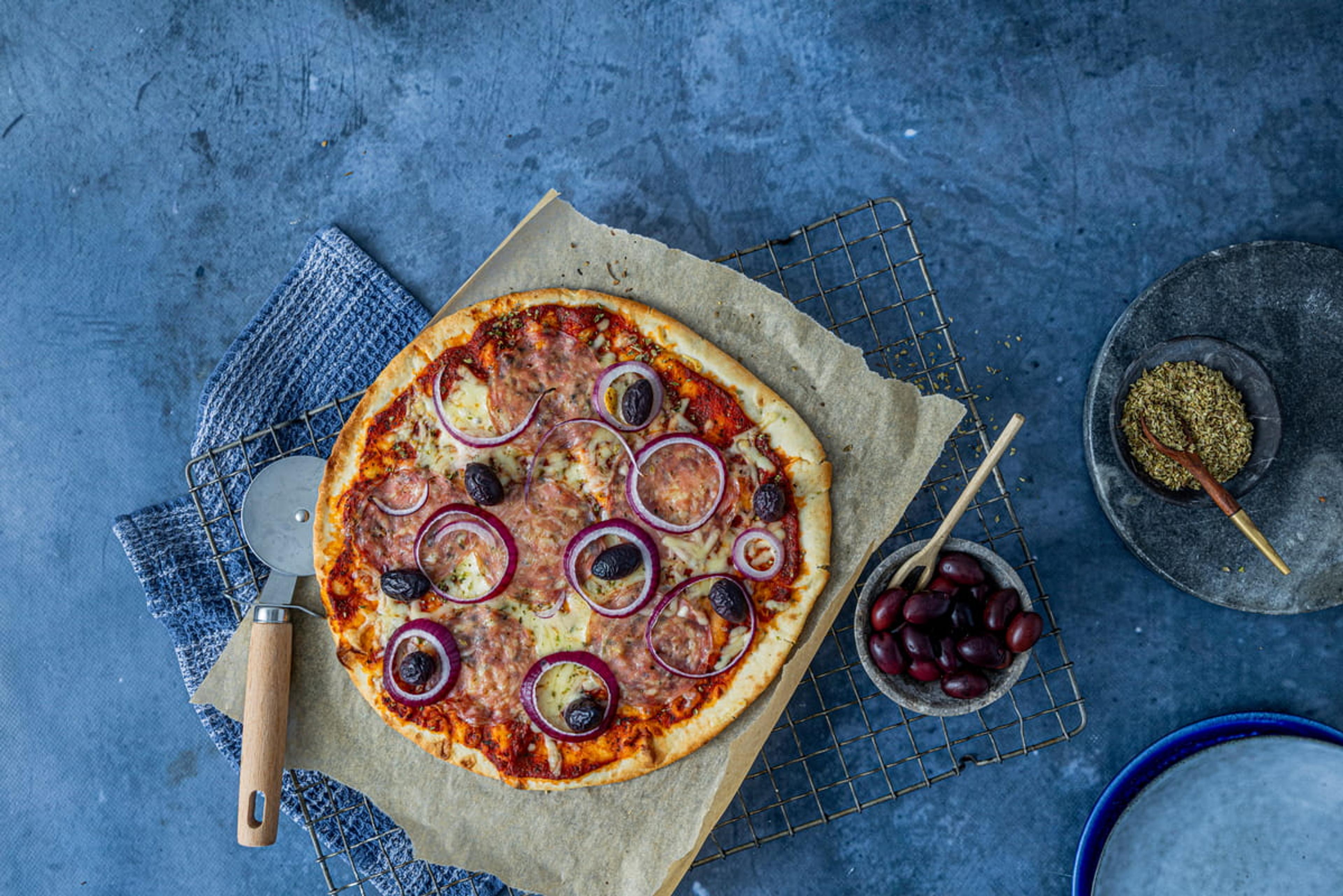 Pizza med pepperoni og gorgonzola