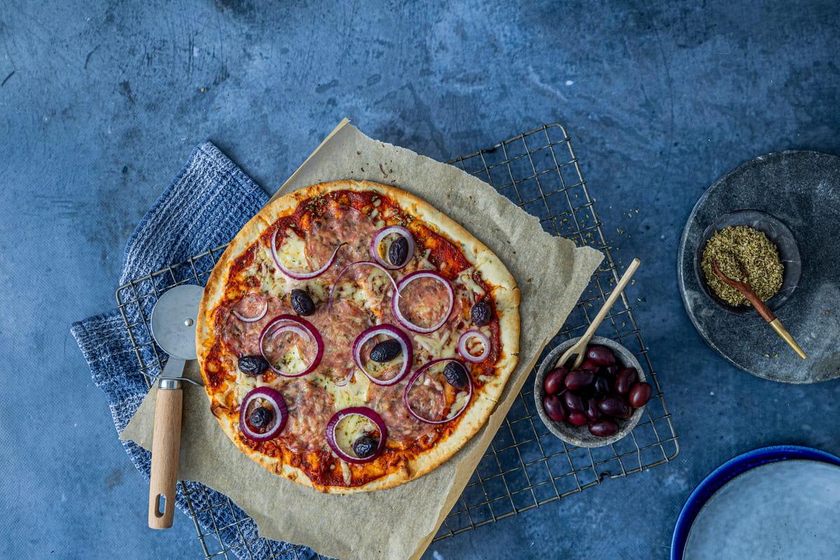 Pizza med pepperoni og gorgonzola