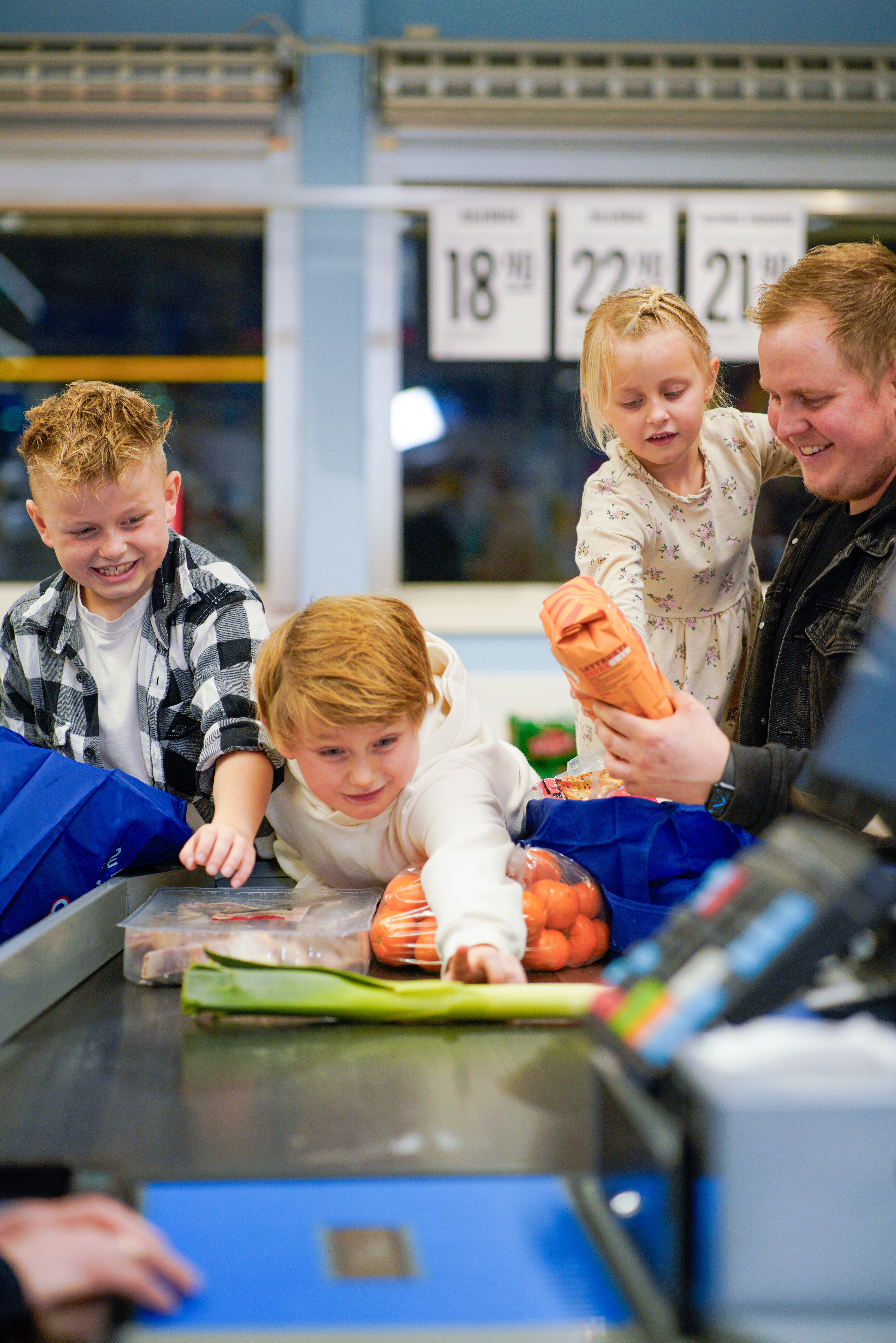 Barnefamilie som pakker varer sammen