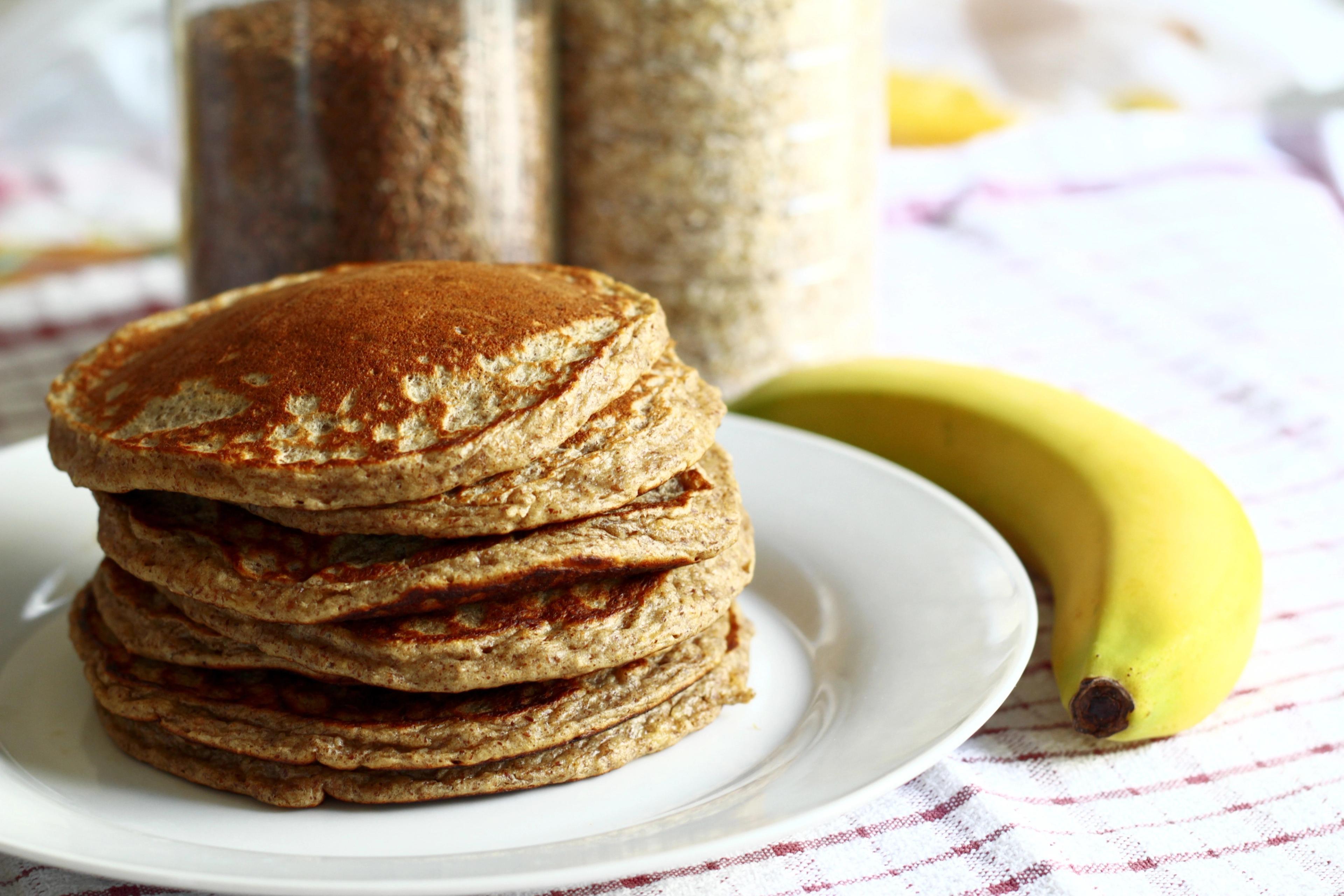 bananpannekaker med en banan og havre i bakgrunnen