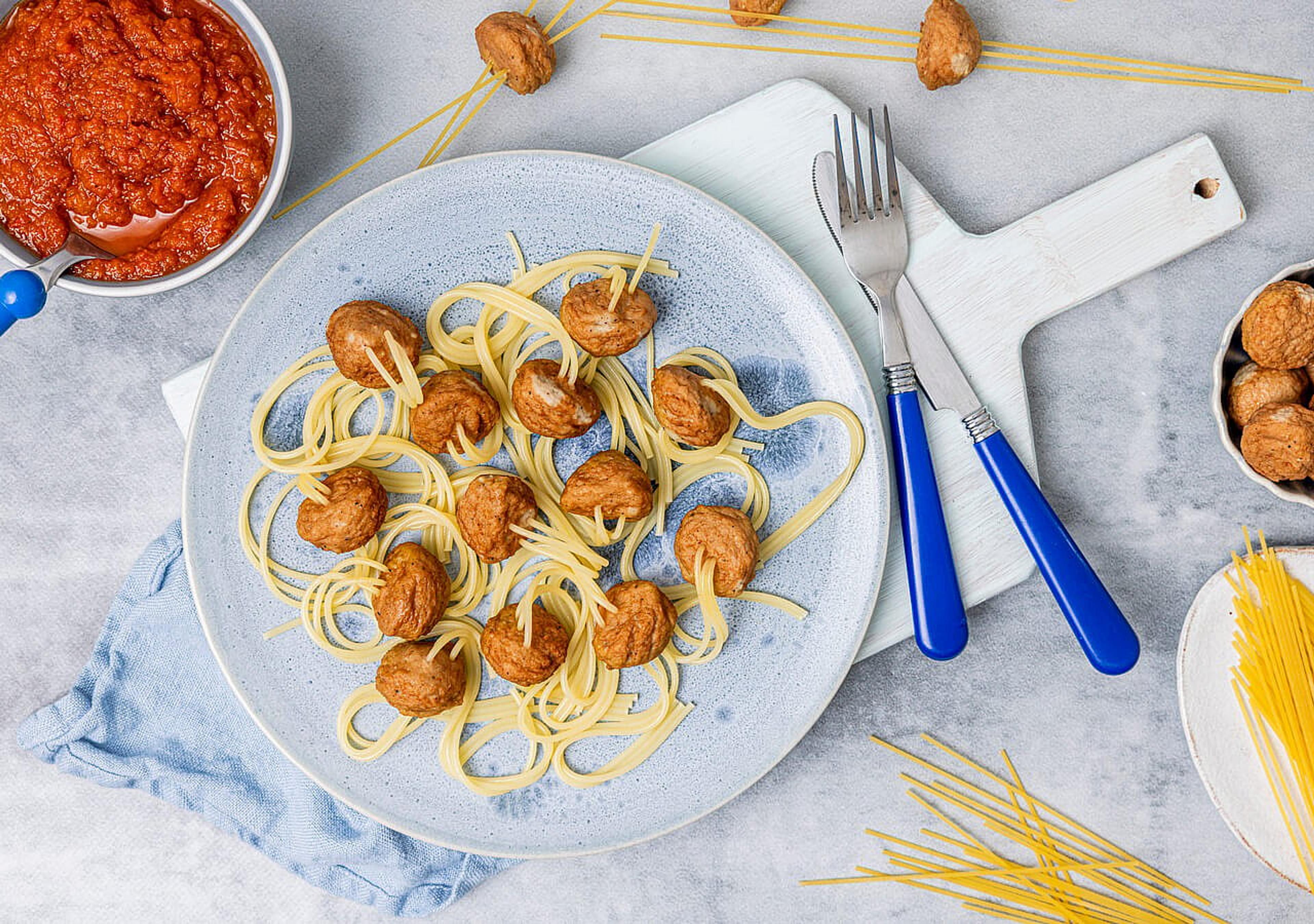 Bilde av spaghetti tredd gjennom kjøttboller