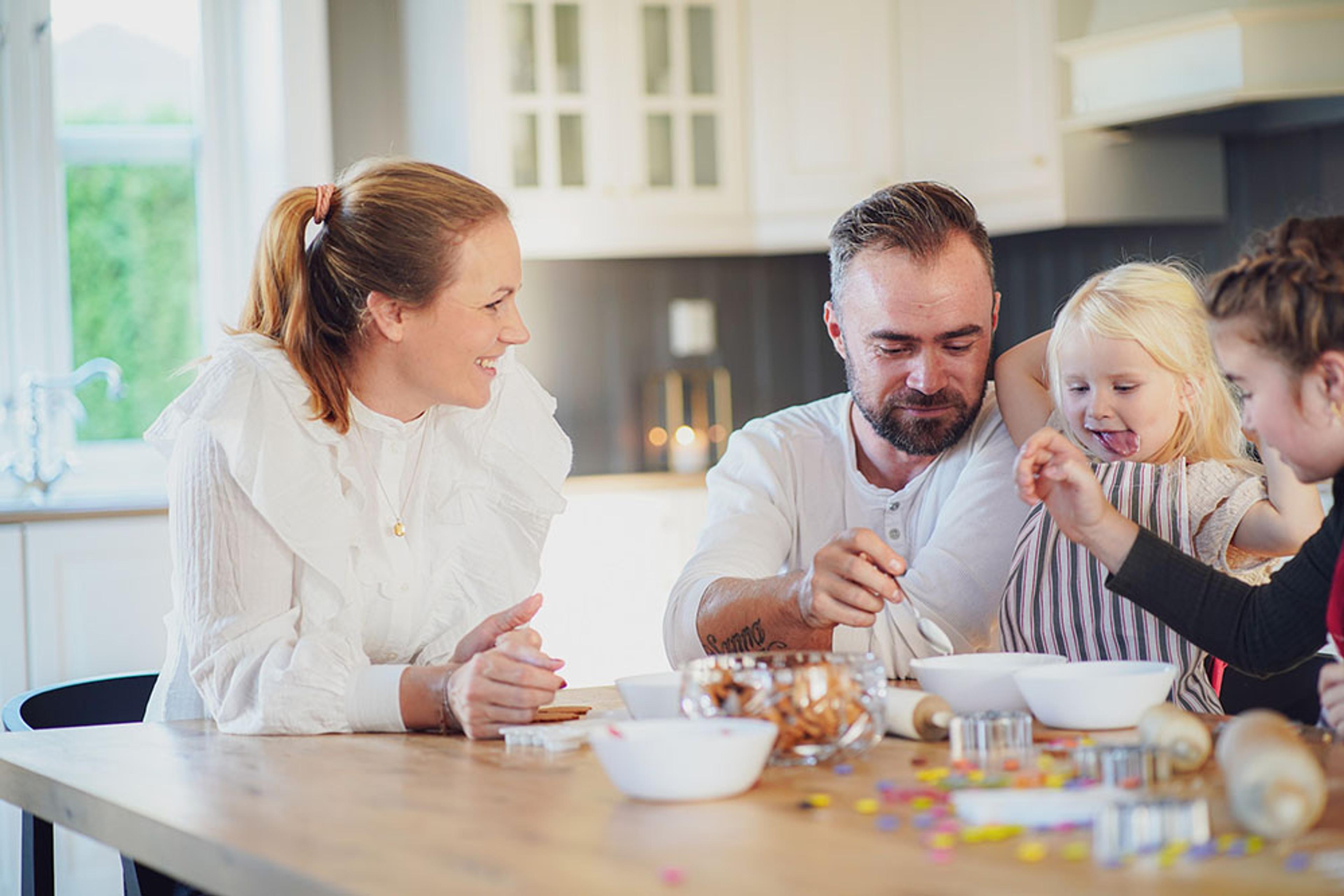 familie som baker pepperkaker