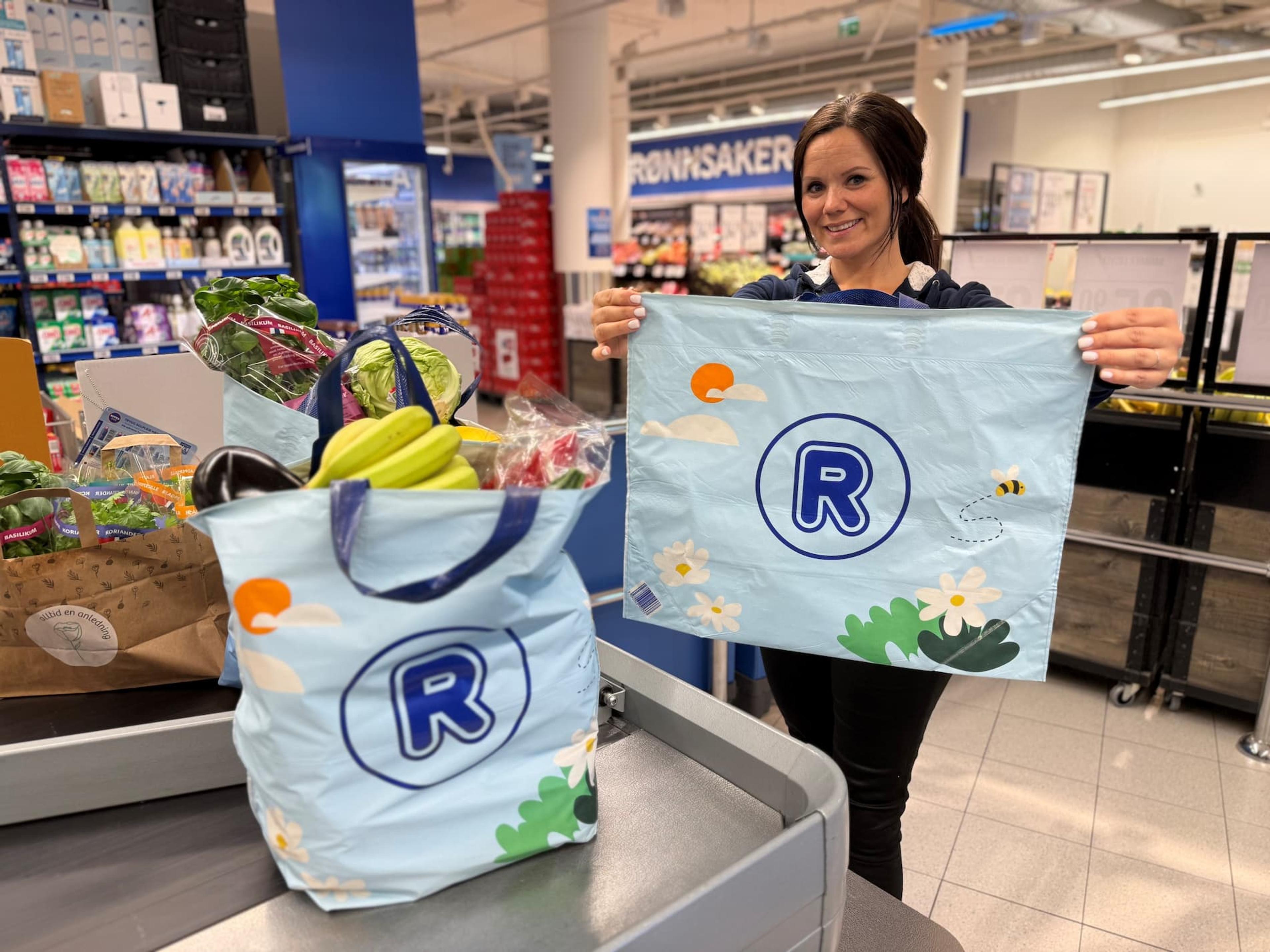 Butikkansatt med handlenett