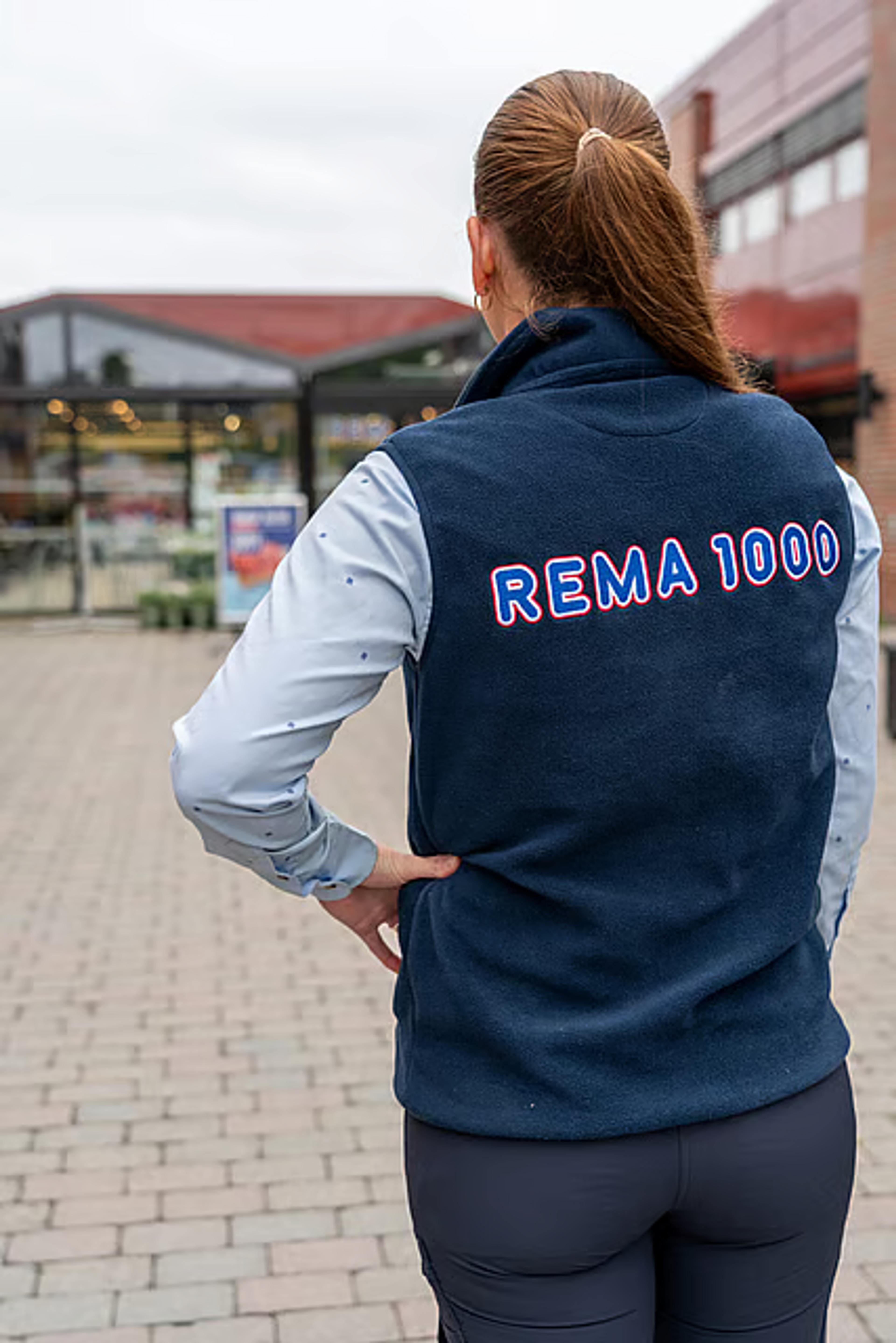 Baksiden av REMA-ansatt "Signora" sin uniform