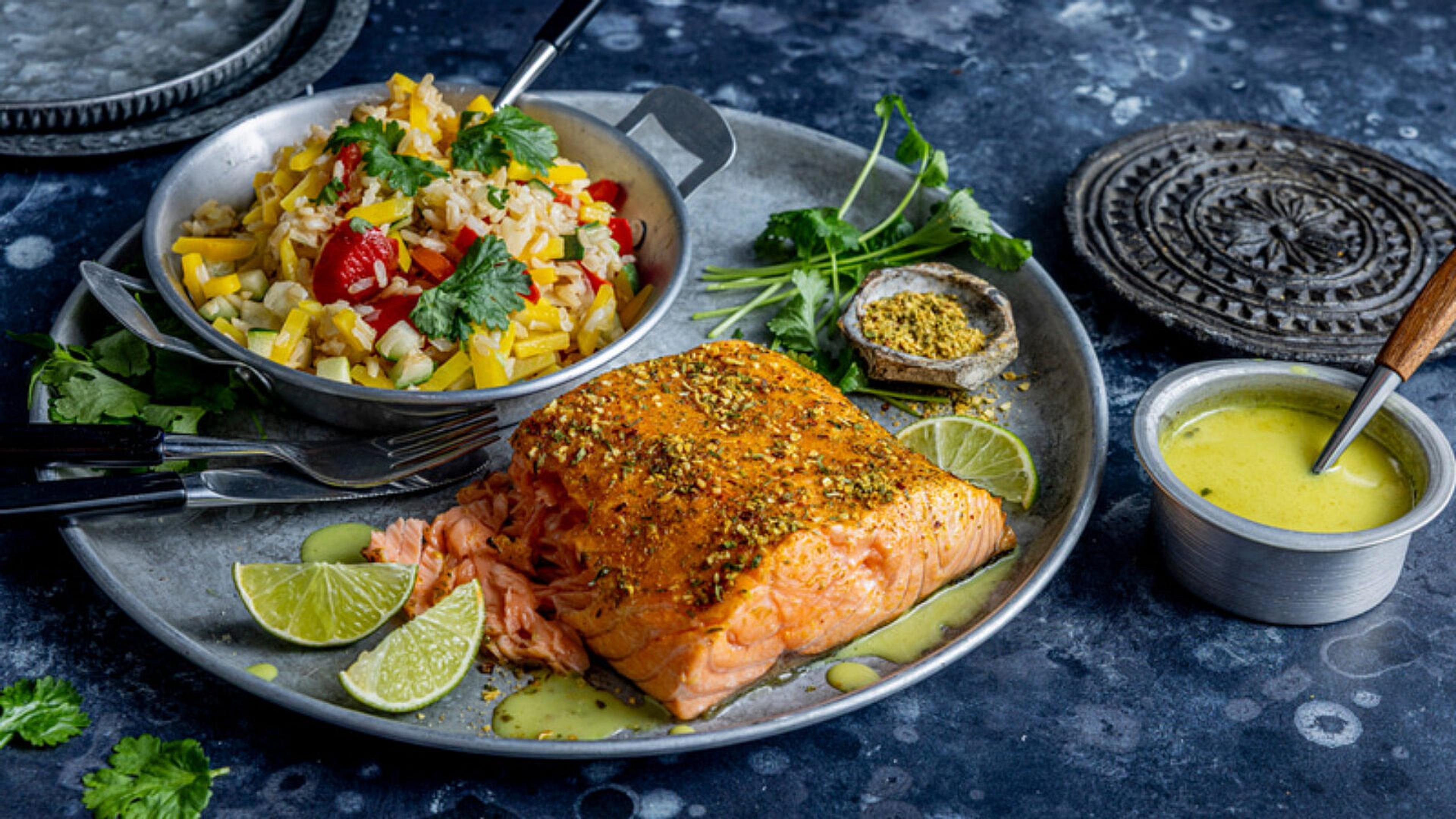 Tallerken med grillet laks, lime og fargerikt tilbehør