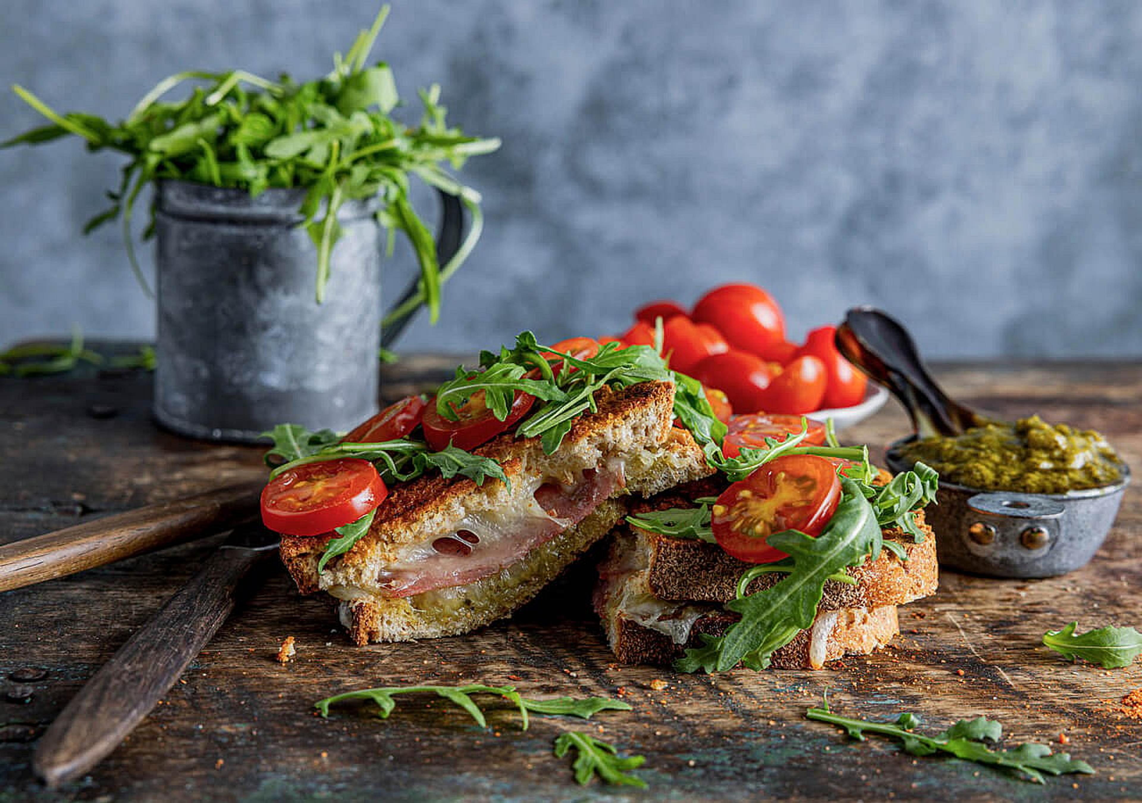 Ostesmørbrød med tomat og ruccula