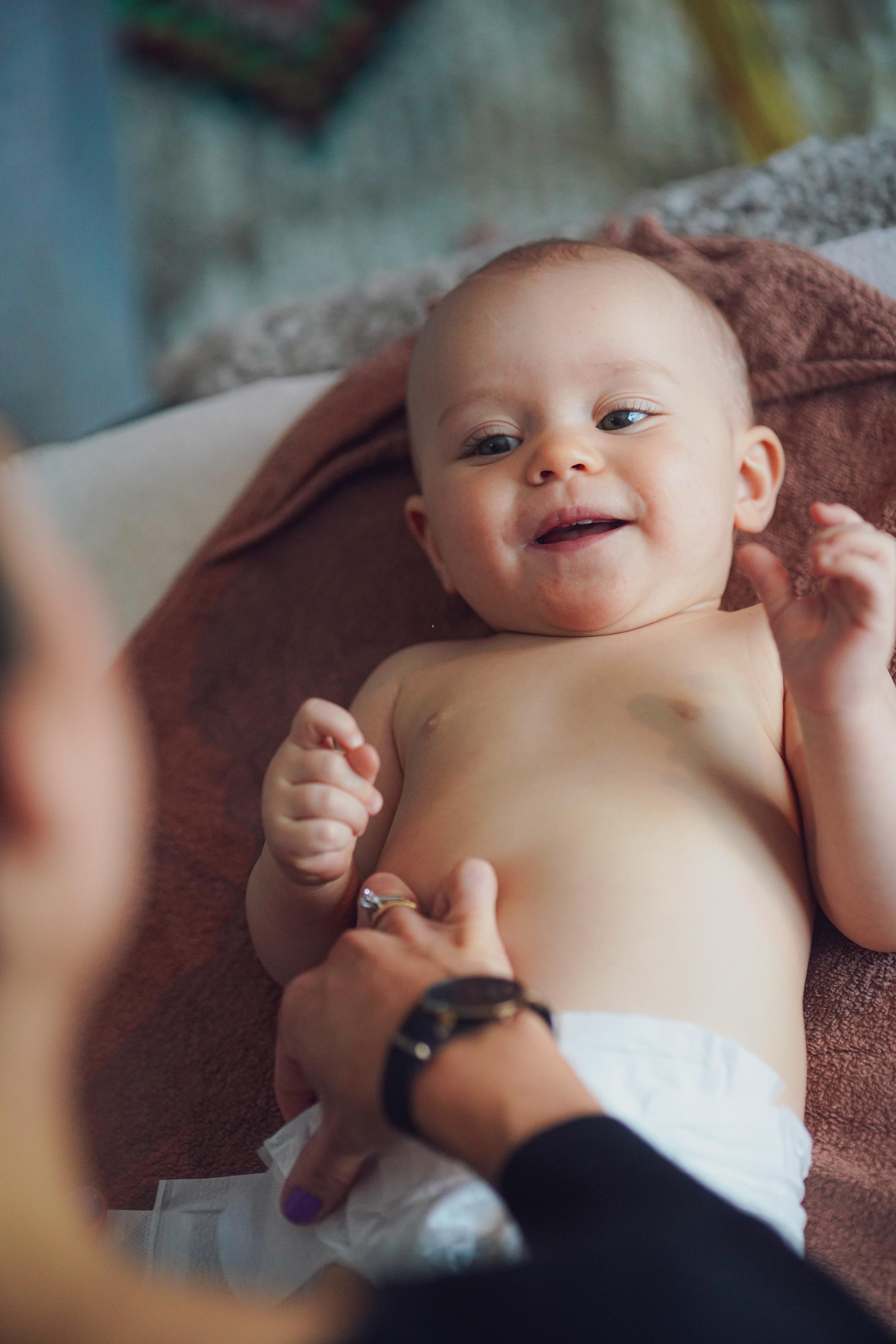 Bilde av baby på stellebord
