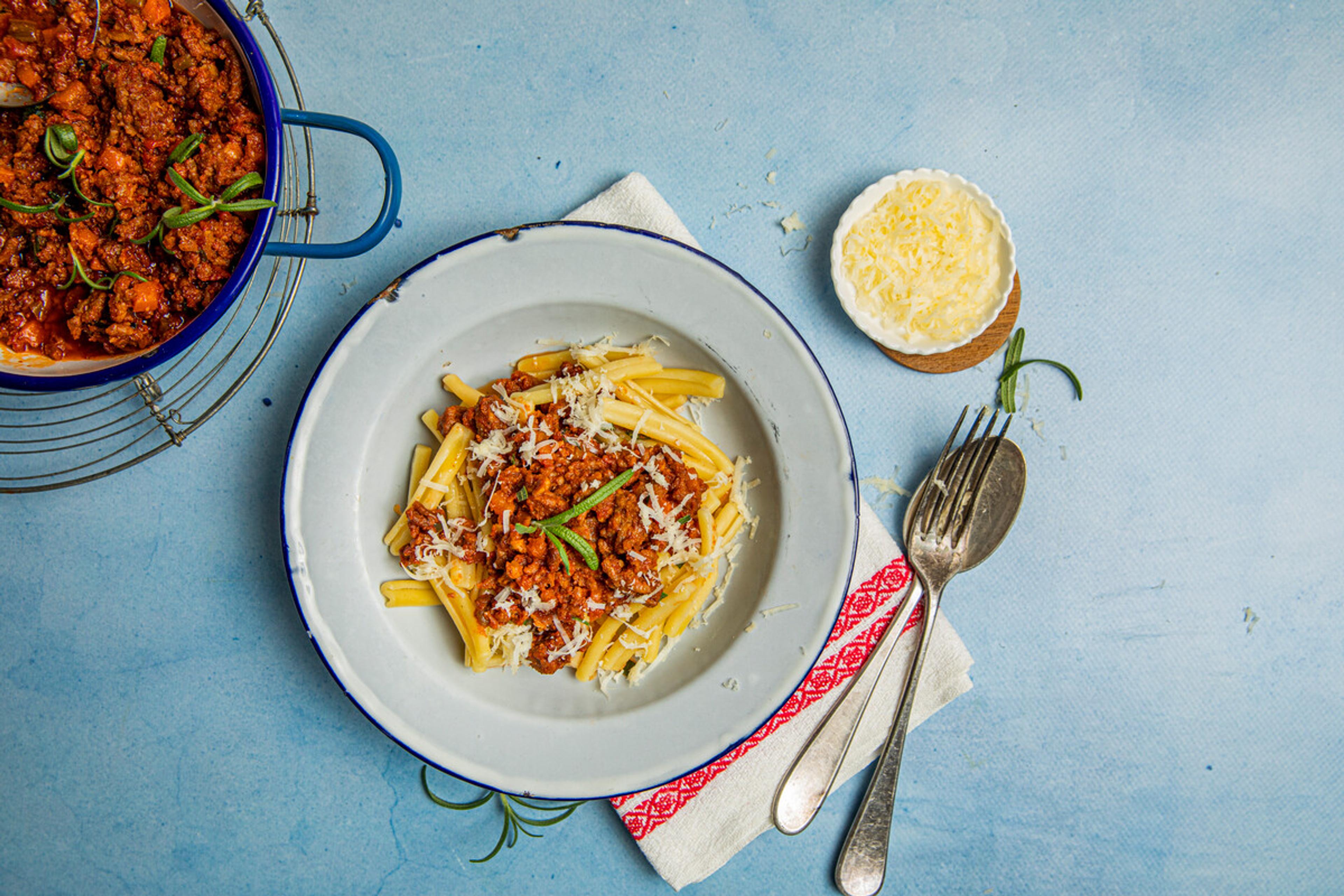 Pasta med kjøttsaus og revet ost.