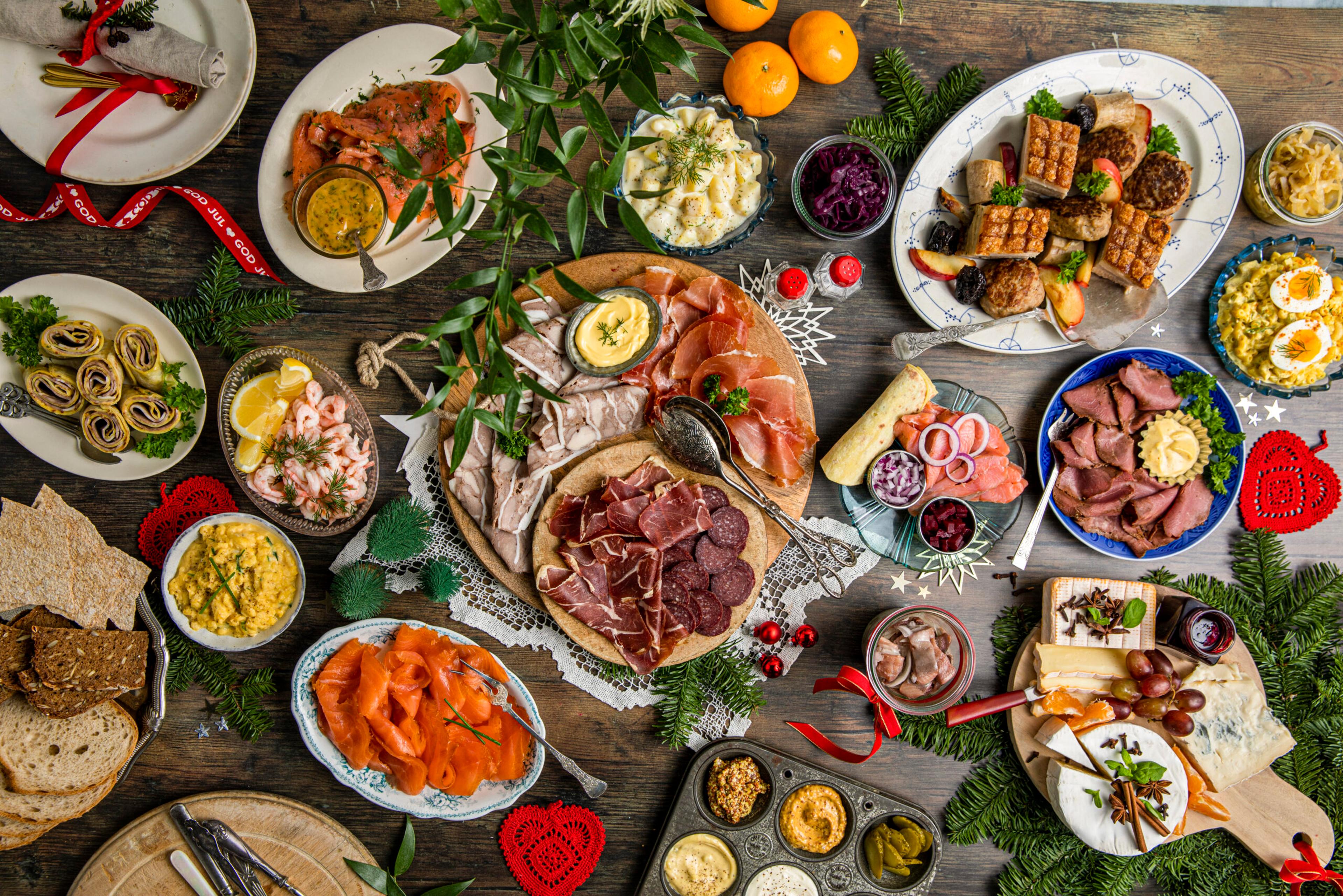 Julebord med et variert utvalg av pålegg, kjøttretter, sjømat, oster og tilbehør.