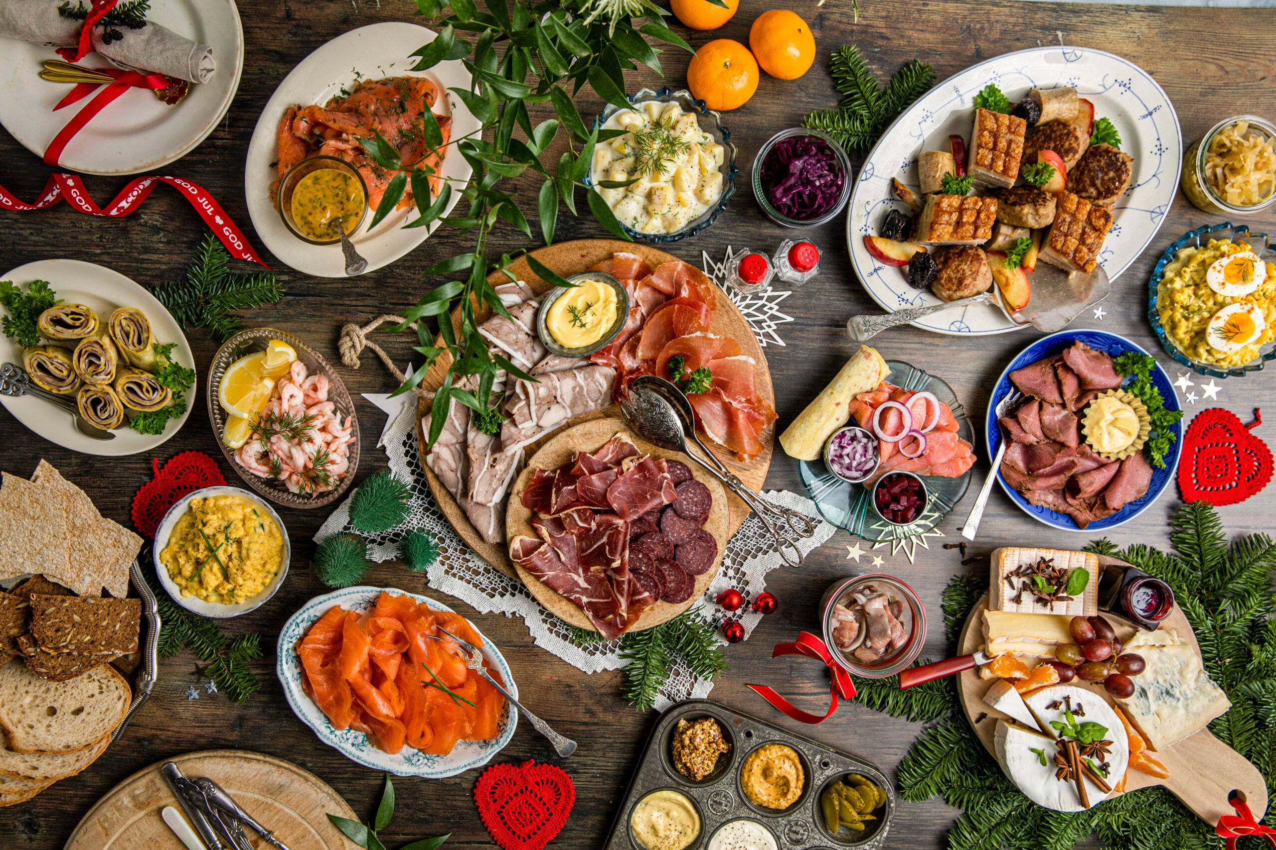 Julebord med et variert utvalg av pålegg, kjøttretter, sjømat, oster og tilbehør.