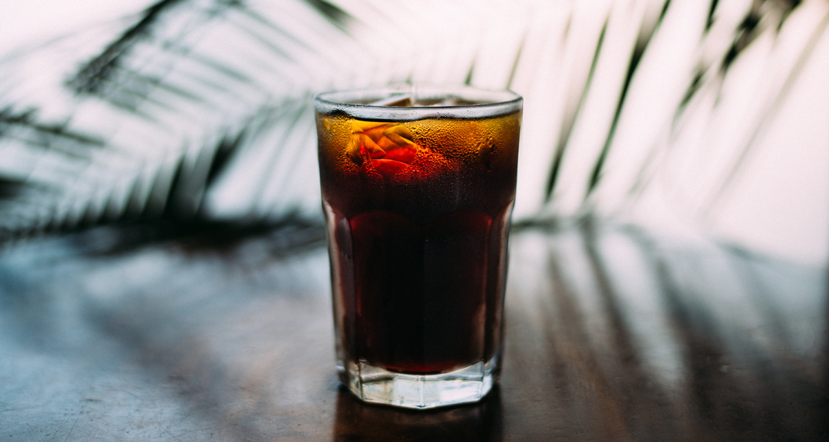 Bildet med Cola x i et glass