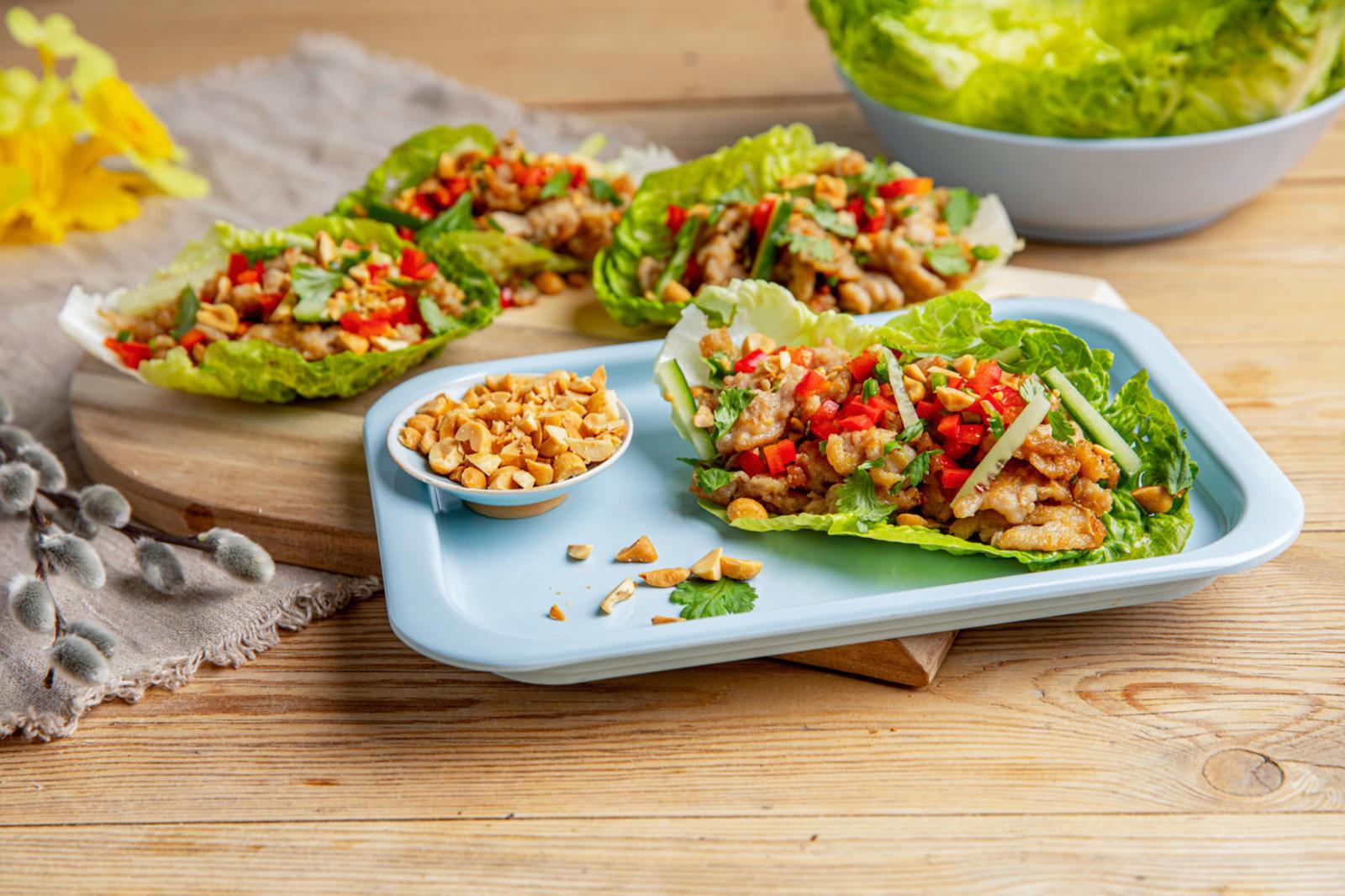 Asiatisk kyllingtaco i salatblad