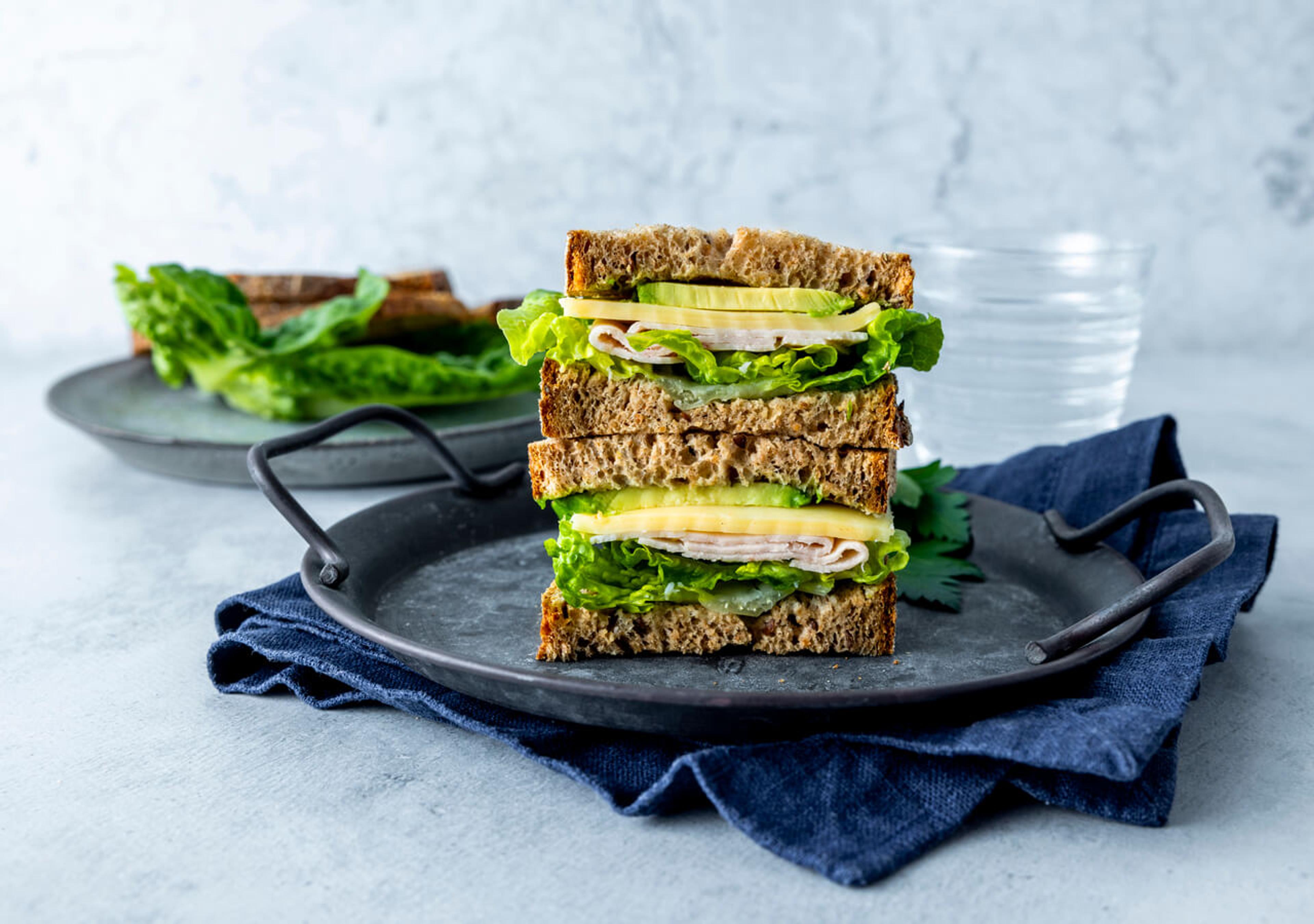 Sandwich med avokado og kylling