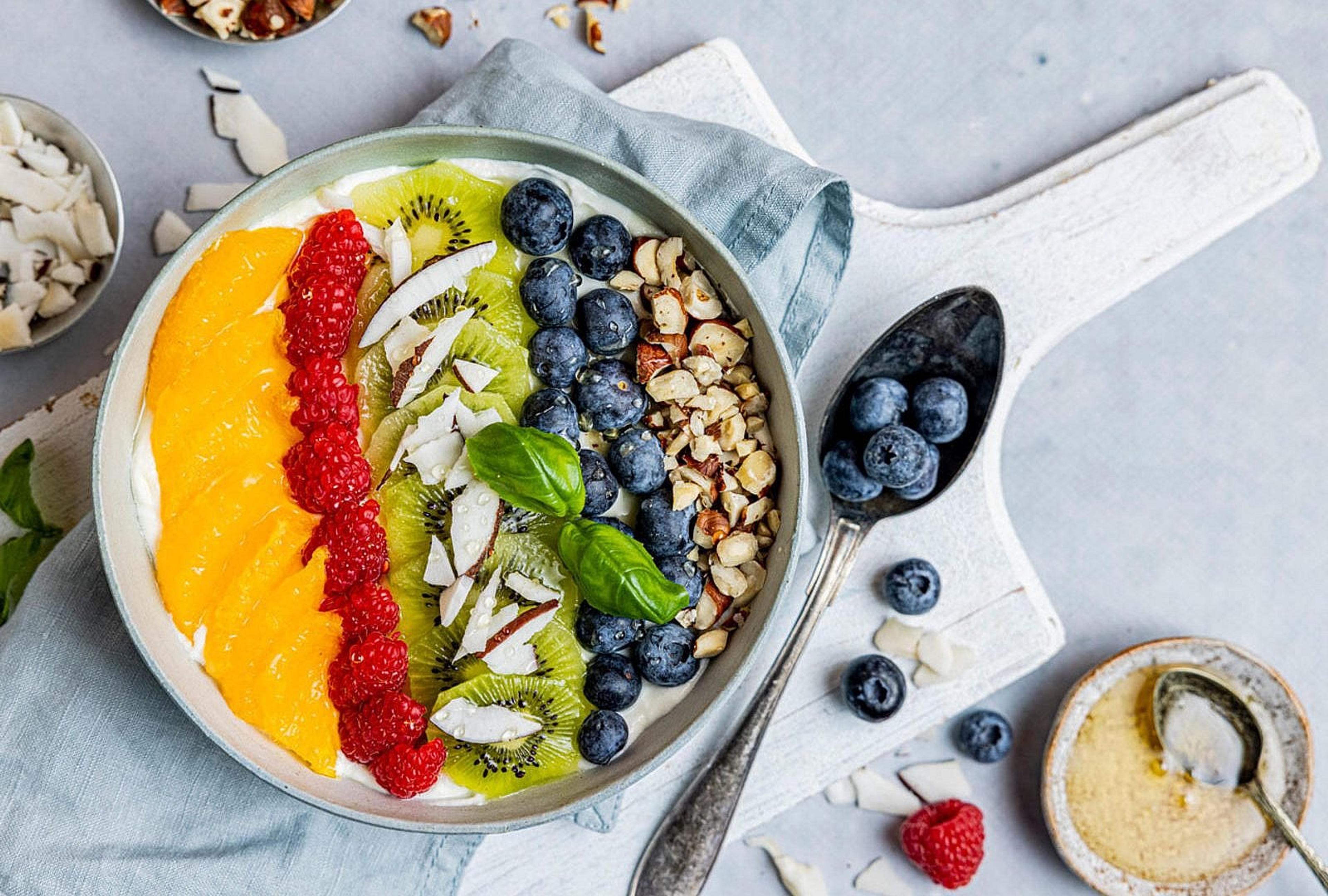 Yoghurt bowl med fargerik frukt og bær