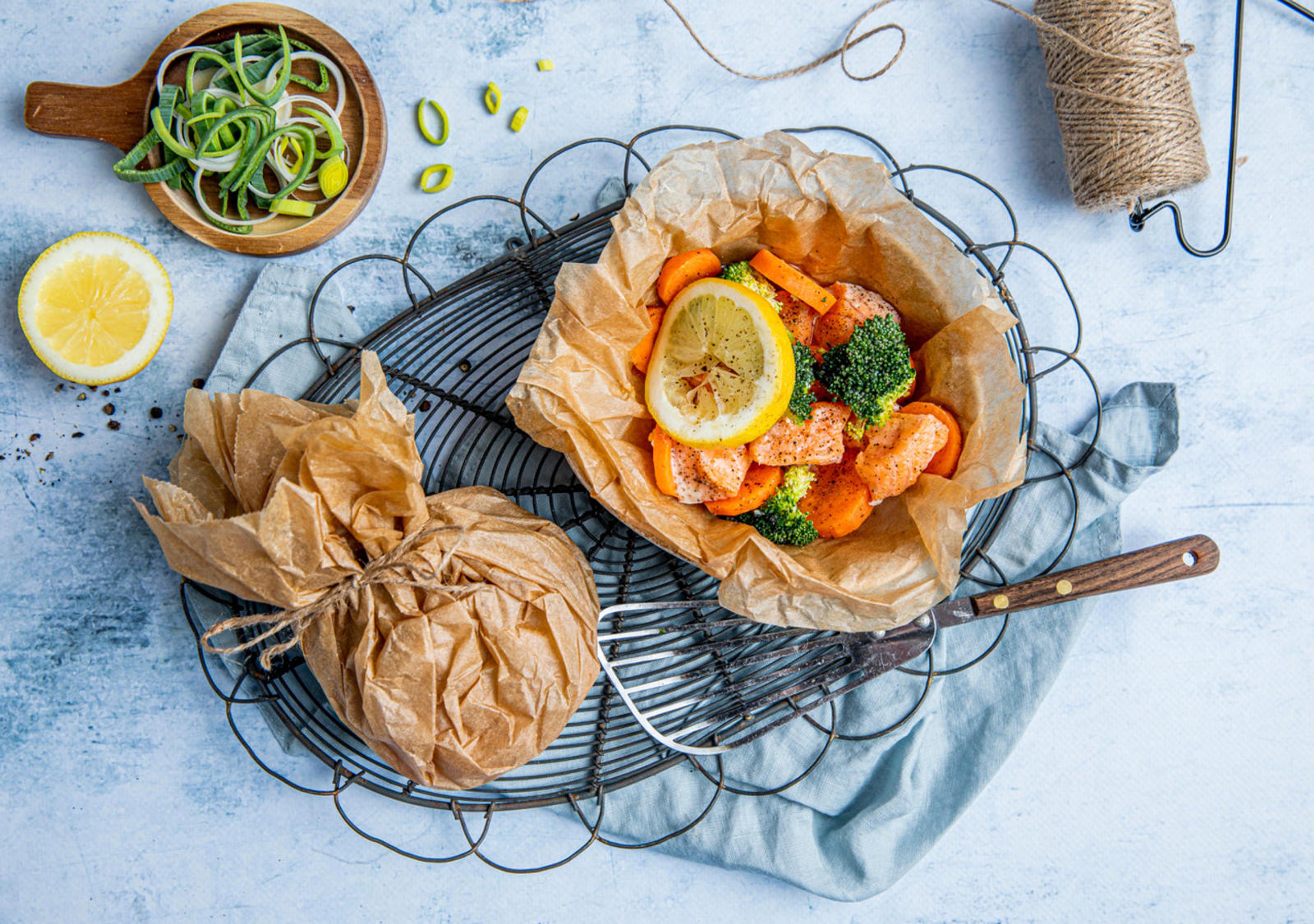 Fiskepakke med laks og grønnsaker
