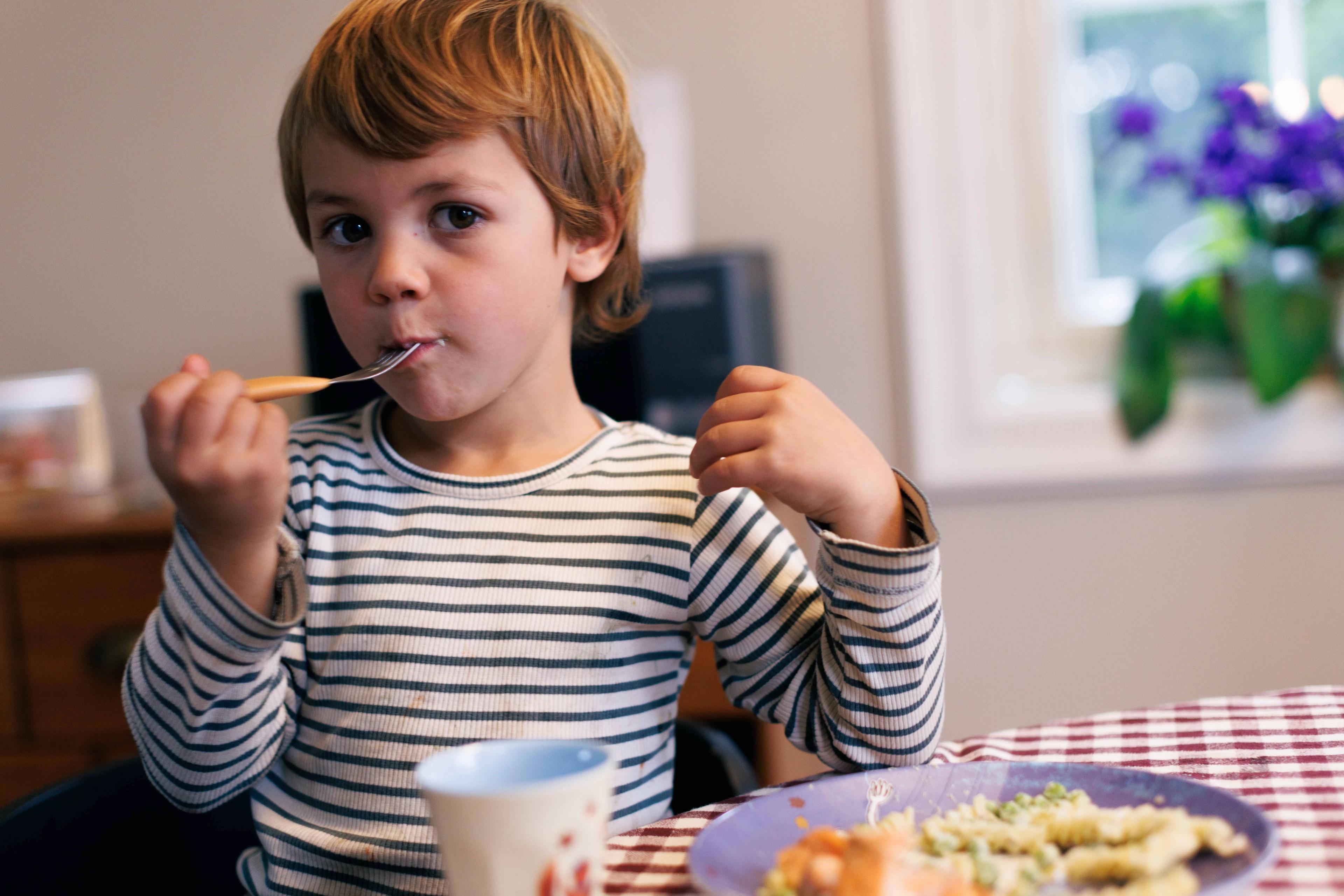 Bilde av Skage (4), sønnen til Tiril, som spiser middag 