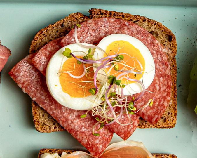 brød med pålegg salami med kokt egg og spirer
