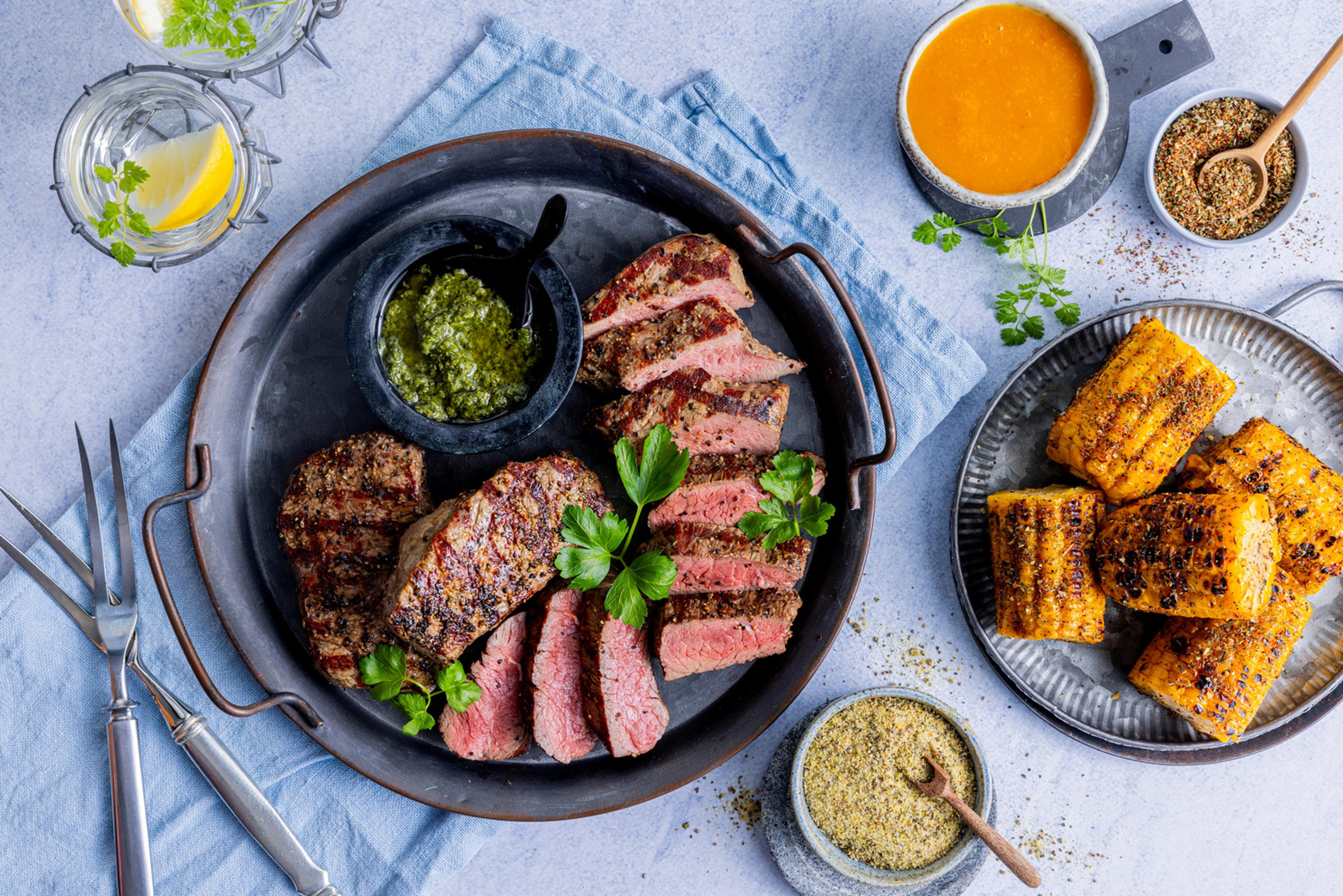 Biff i skiver med Steak og burger seasoning. Grillede maiskolber som tilbehør
