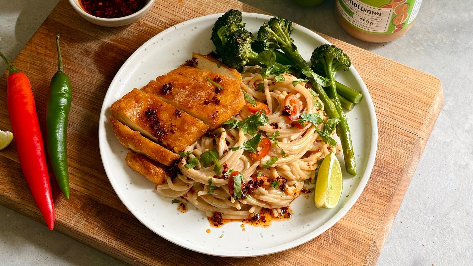 Vegansk Satay-spaghettis servert på tallerken