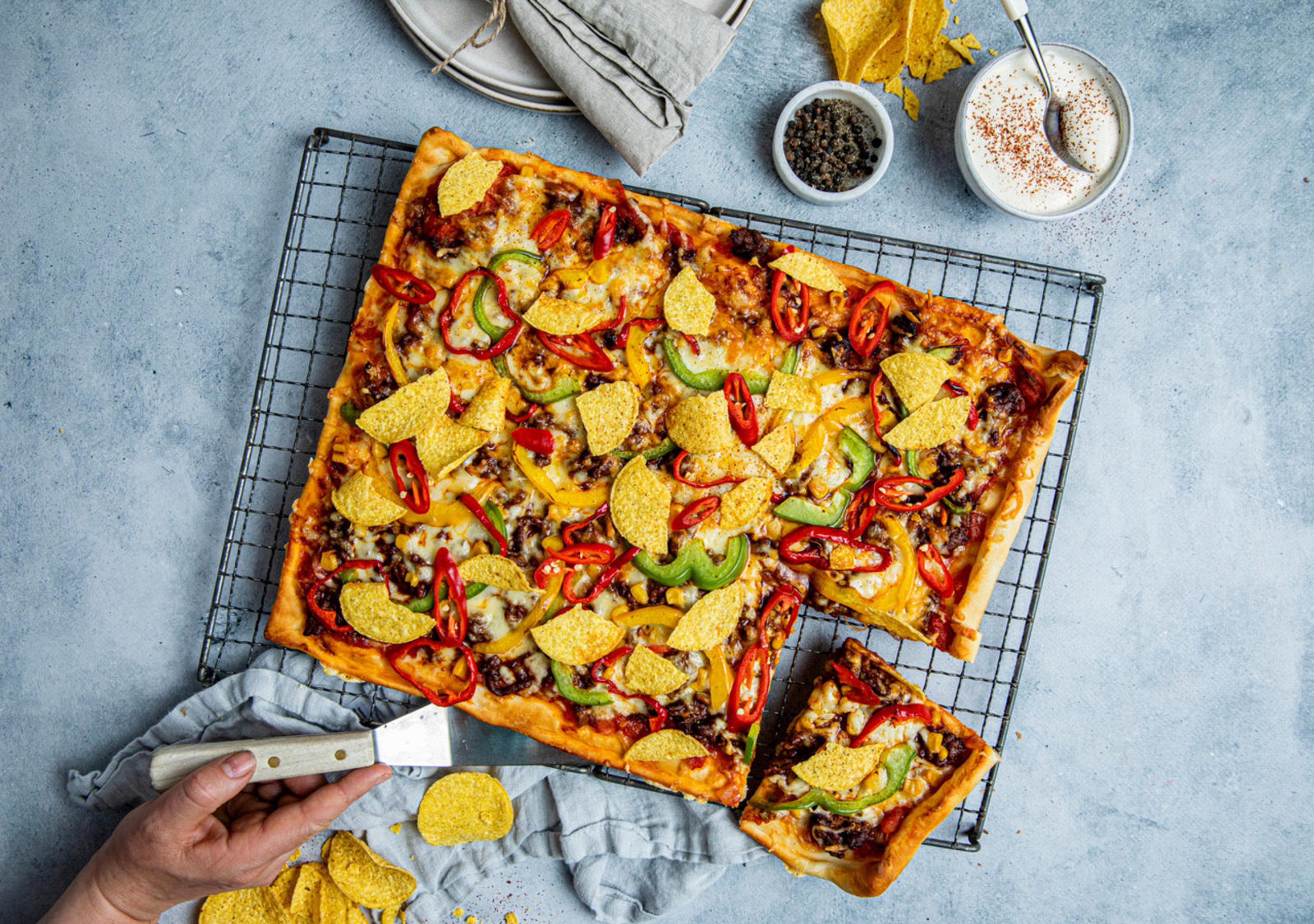 Tacopizza laget av rester fra tacofredagen. Topping av salsa, kjøttdeig, ost, paprika og nachos