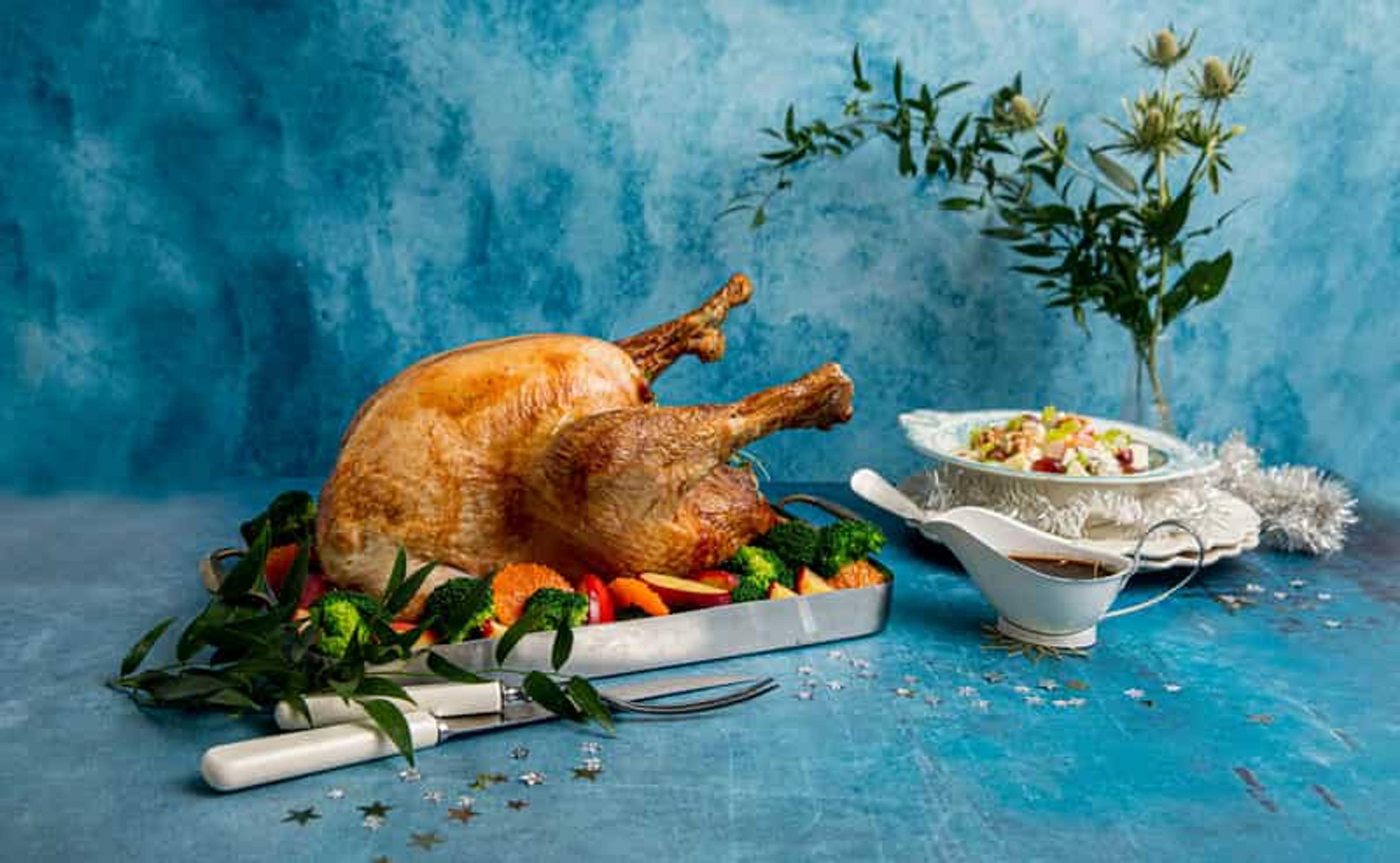 Helstekt kalkun med grønnsaker, saus og waldorfsalat.