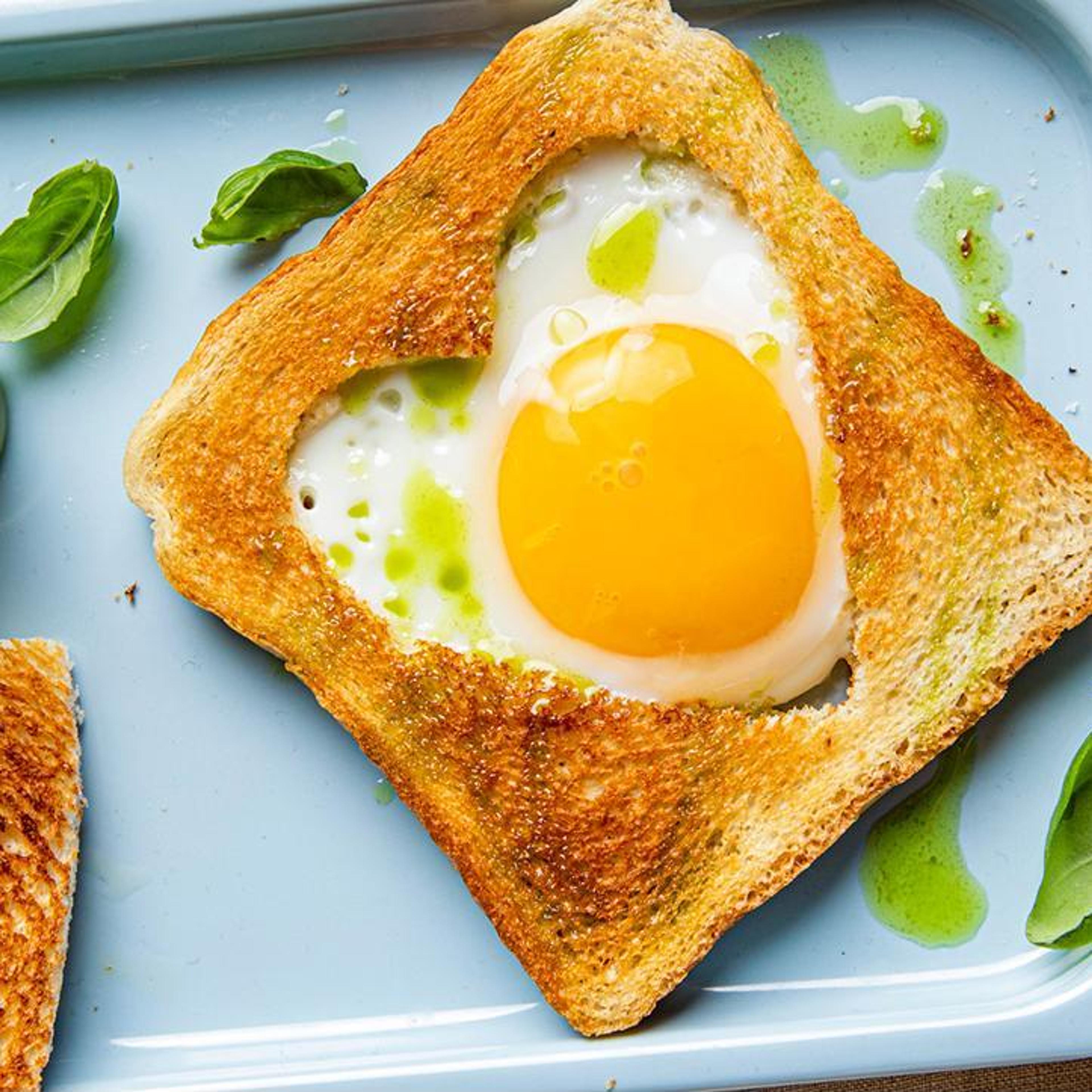 En brødskivet med et hjertekuttet ut fylt med et egg
