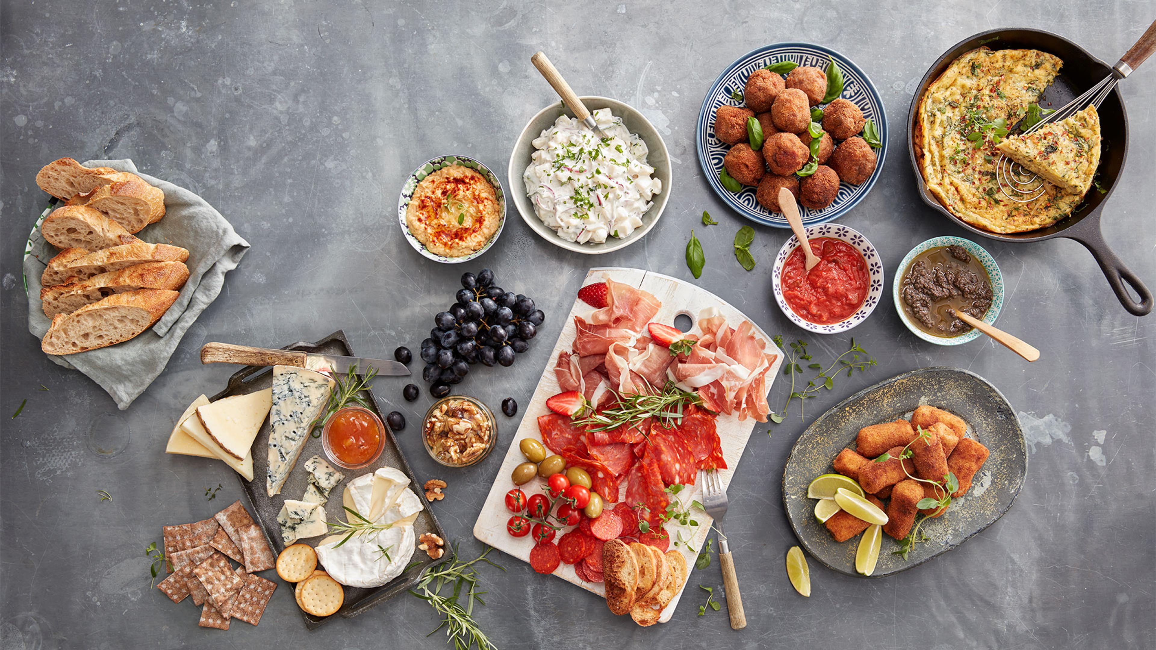 Skinkefat, frukt, ost og småretter til 17. mai-frokost