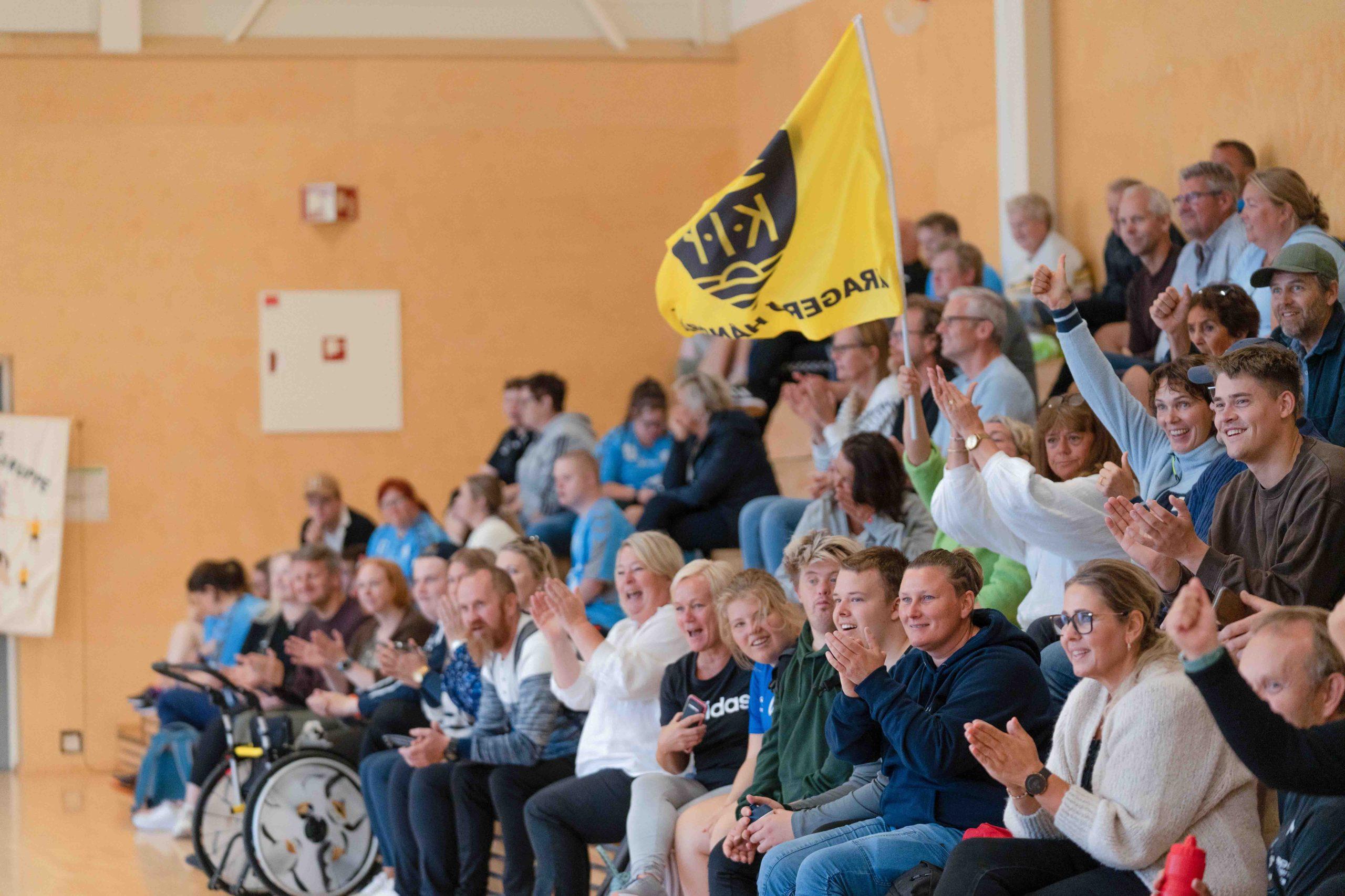 Publikum på tribunen klapper og heier under en REMA 1000 Hjerteligaen-kamp.