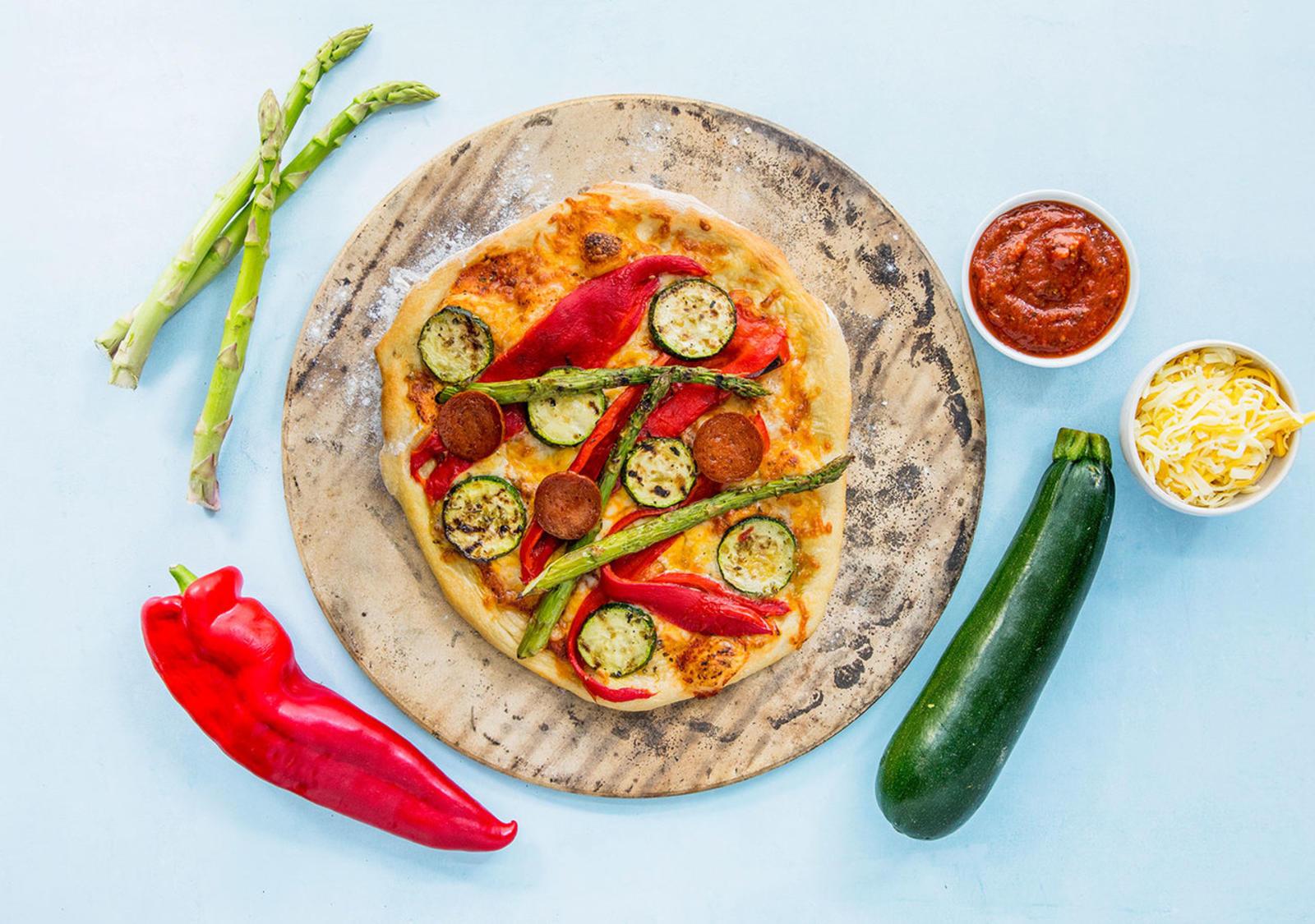 Hjemmelaget vegetarpizza med paprika, asparges og squash. Serveres med både rød og hvit pizzasaus.