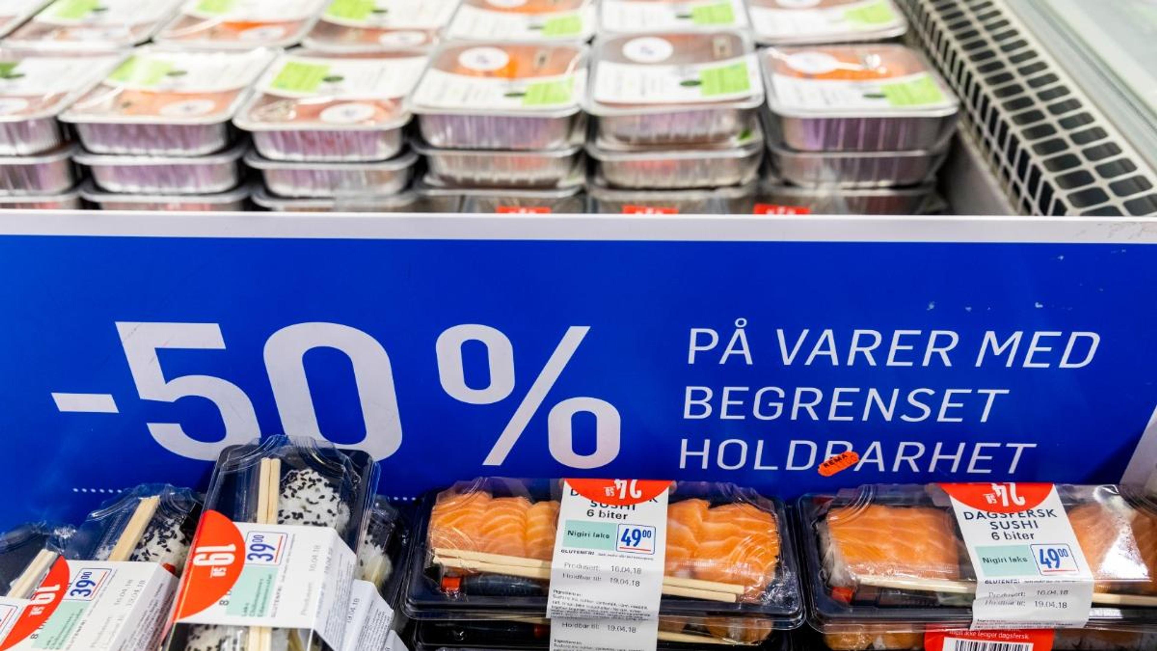 Sushipakker og andre matvarer med kort holdbarhet merket med 50 prosent rabatt i kjøledisk.
