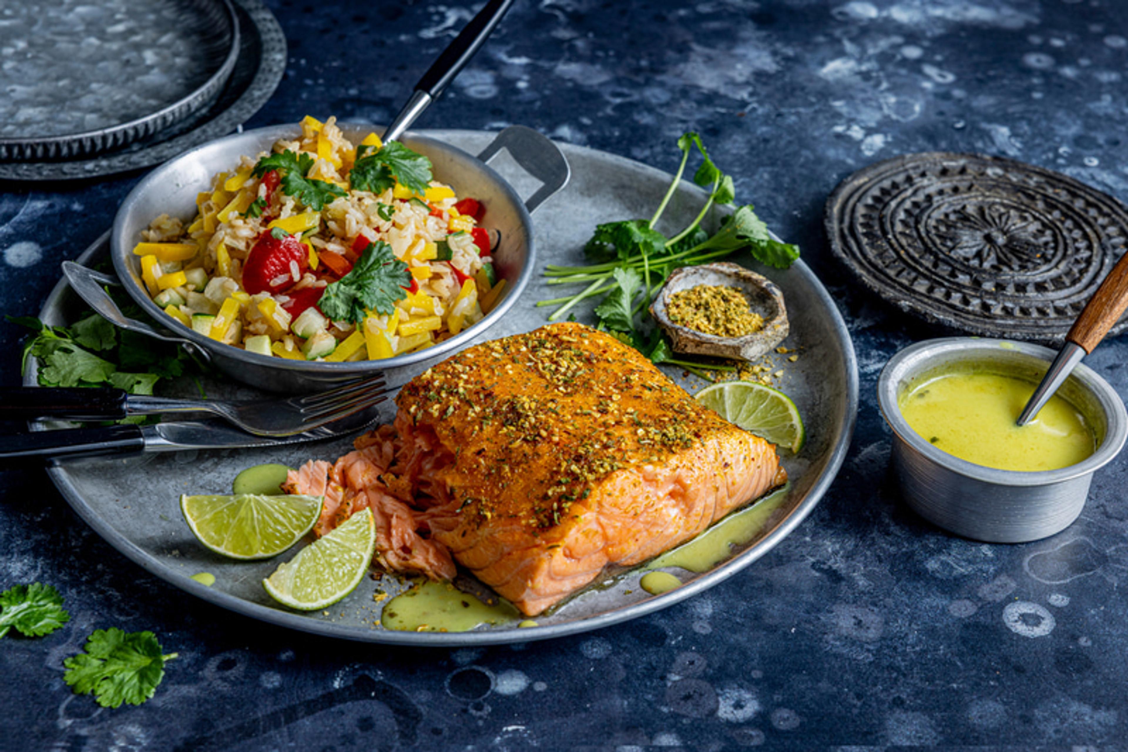 Laks med curry, lime og rissalat