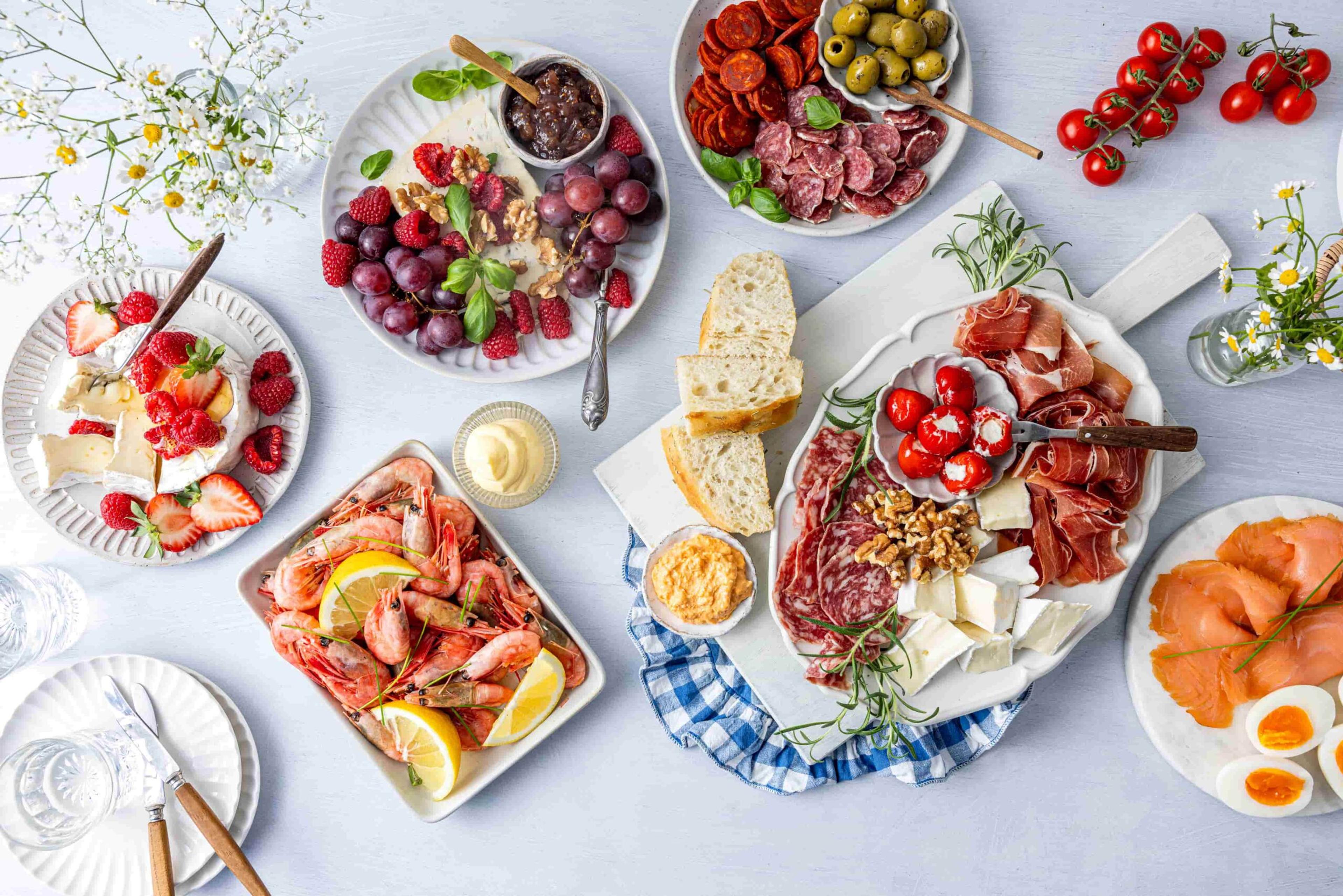 Koldtbord med spekemat, ost, reker, laks og frukt, sett rett fra oven.
