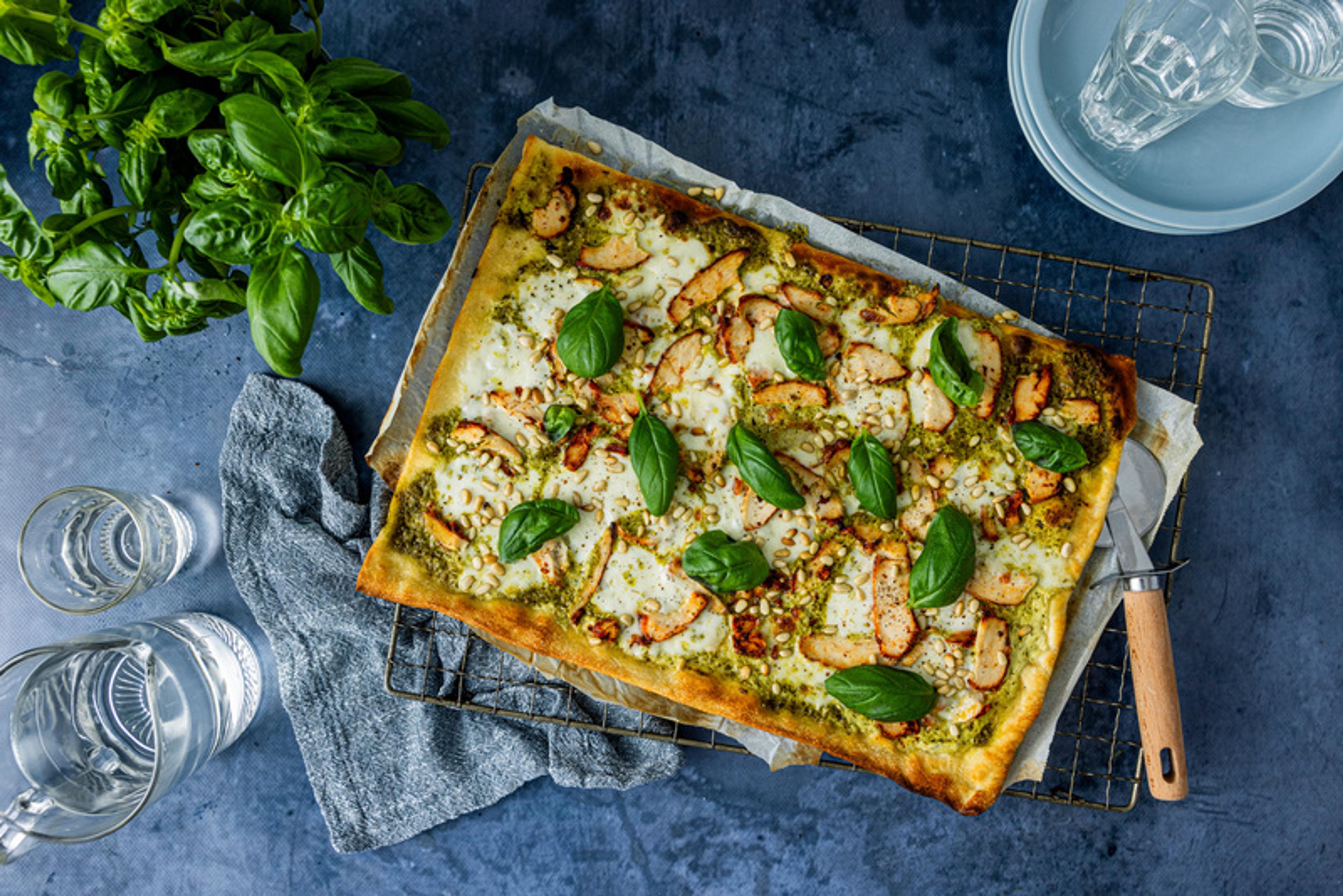 Pizza med kylling og pesto