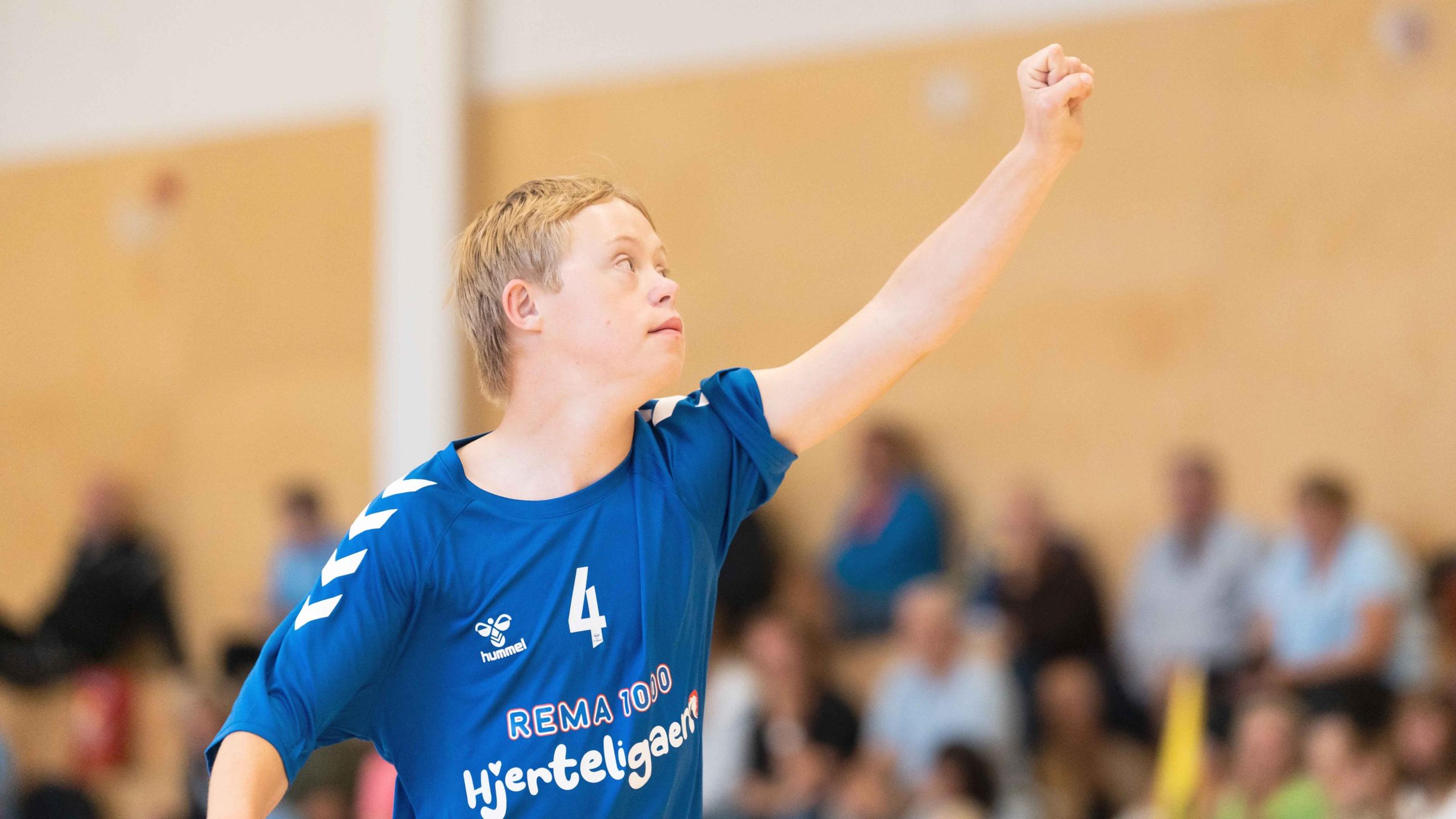 Deltaker i REMA 1000 Hjerteligaen strekker armen opp under aktivitet på banen.
