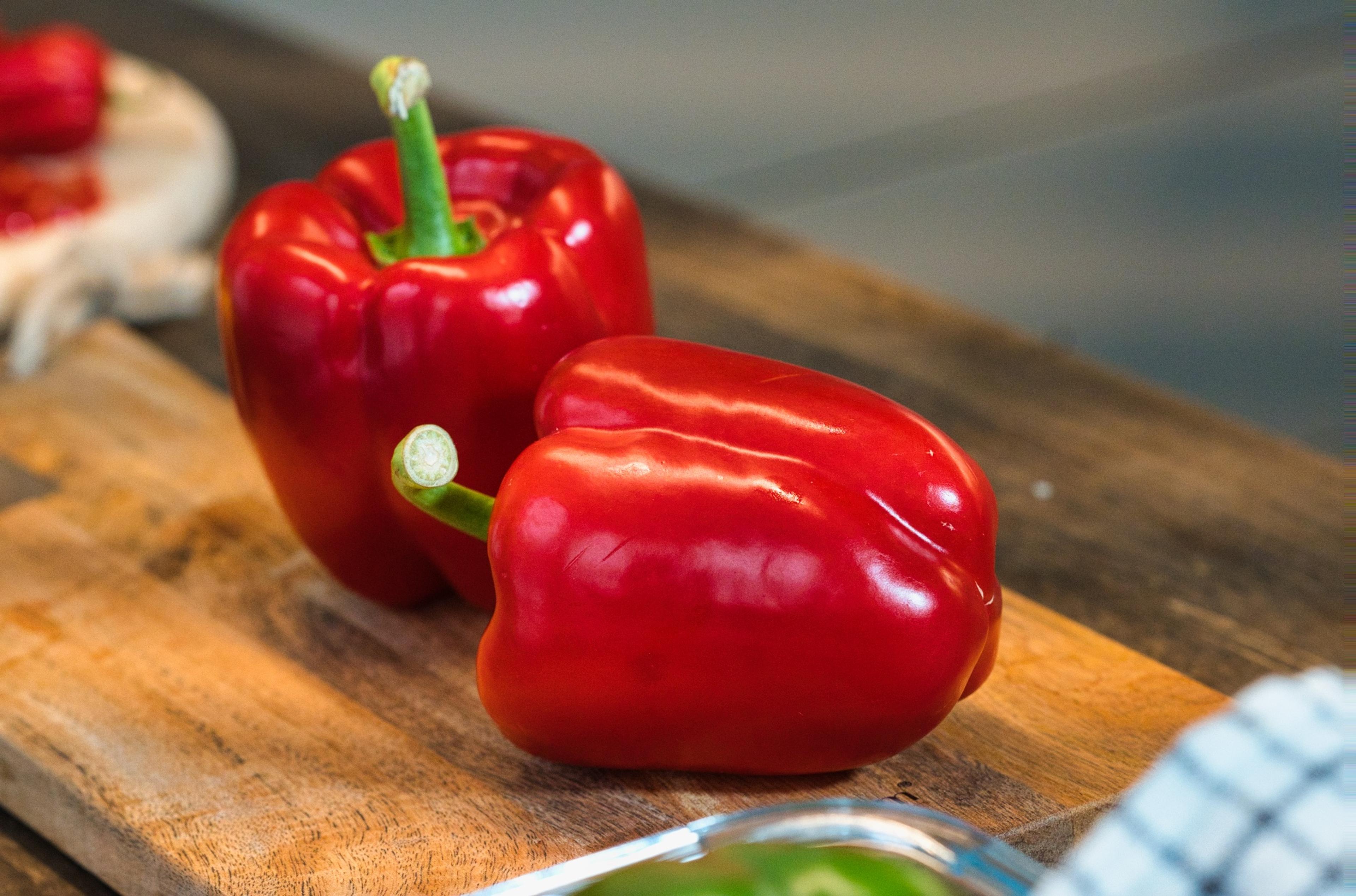 to rød paprika på en fjøl