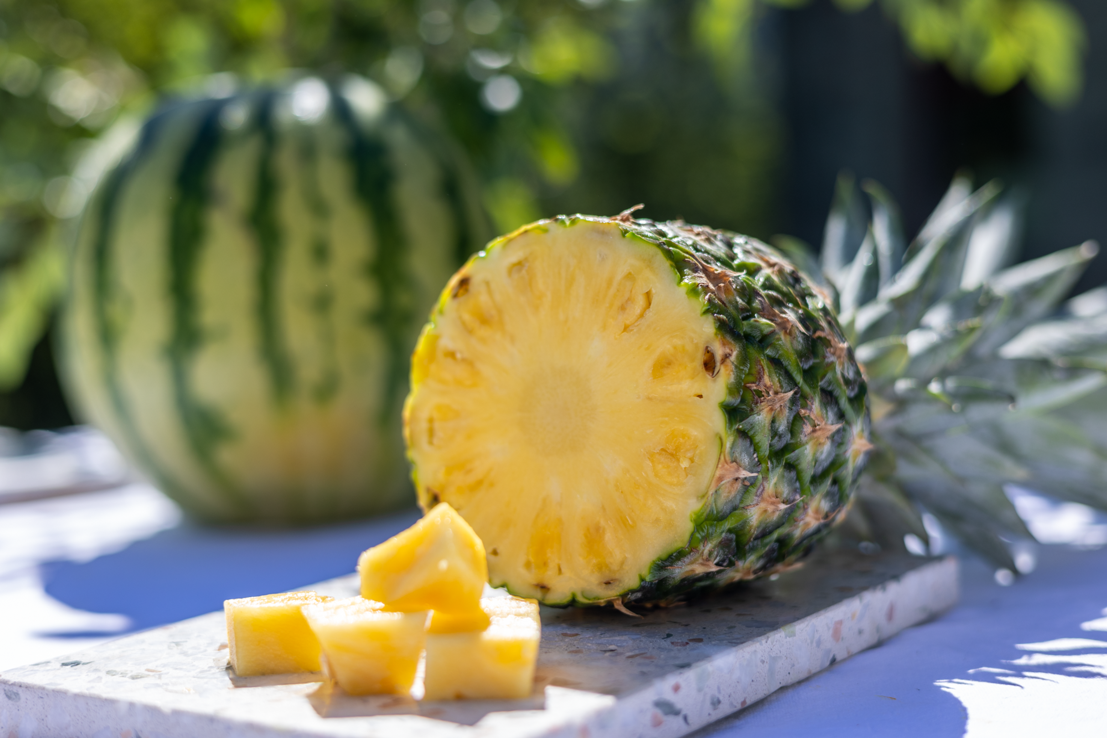 ananas ligger i bakgrunnen av oppkutter ananas